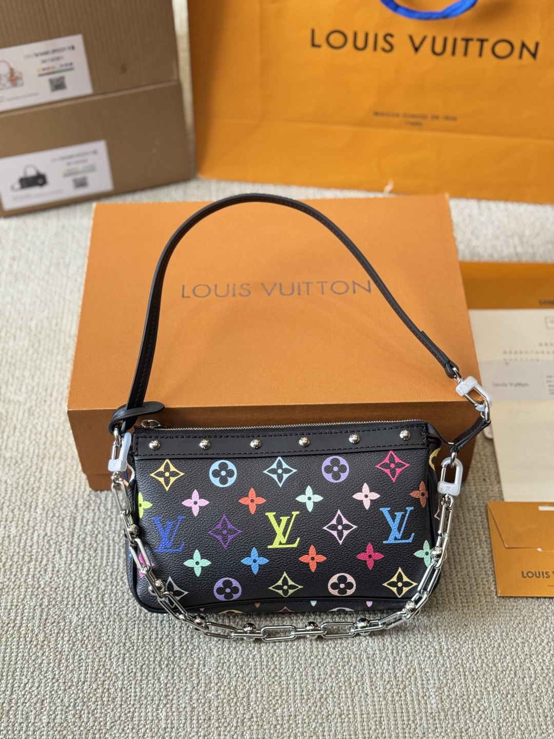 牛皮版本 全钢 p200 LV村上隆联名款麻将包 2025早春走秀款 枕头包 LV/路易威登 新款经典枕头包单肩斜挎女包 尺寸20 13cm 折叠盒包装