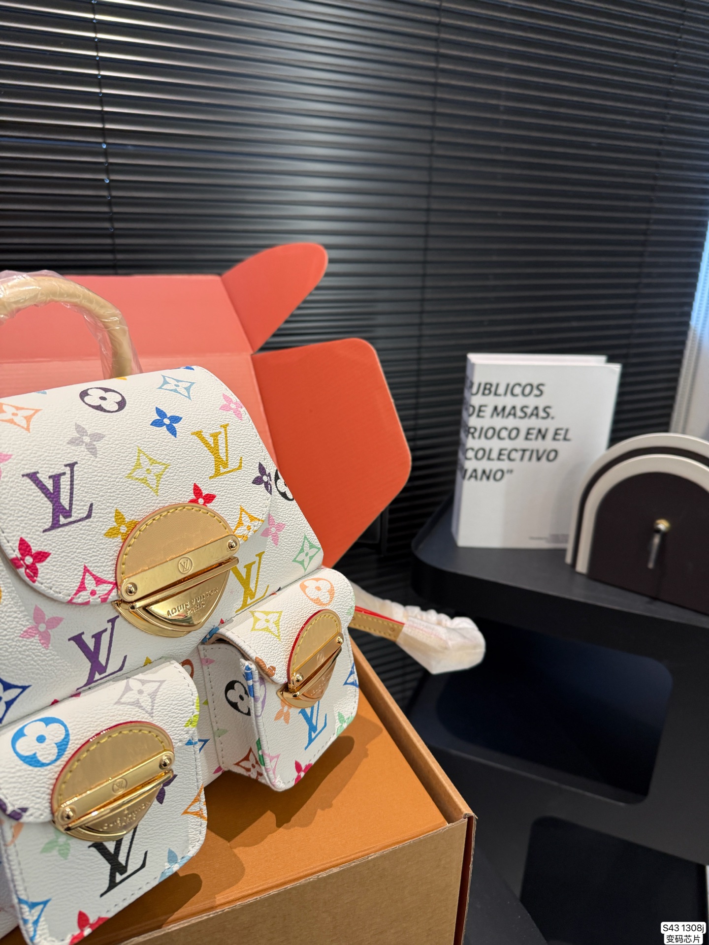P265 配飞机盒折叠盒子 LV双肩包 配变码芯片 LV尤物!人间白三彩真漂亮啊白三彩系列每一只都值得收藏，又可以搭配俏皮可爱下次想试试洒脱一点穿搭彩色老花 五彩缤纷的少女心满出来这只包适配乐开了花的心情 尺寸：20 20货号13081