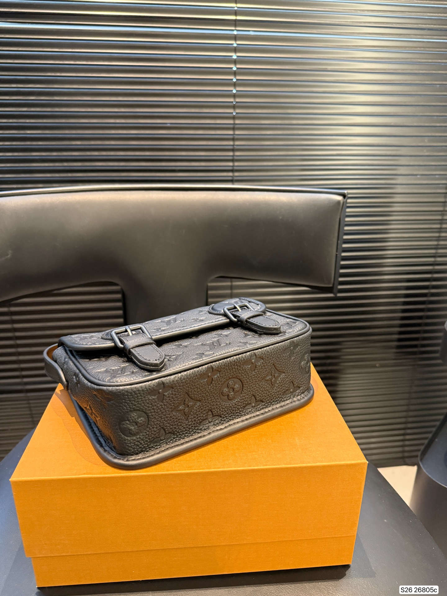 P180 配折叠盒 牛皮Lv邮差 真被这个LV小包惊艳到 之前的大邮差终于出小版了！ 变小后更加精致了 而且放手机等物品无压力 尺寸：20 16 货号26805