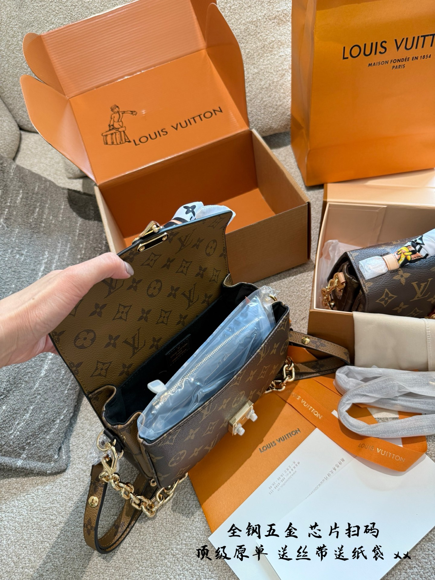 p350升级版全钢五金 送丝带 LV路易威登Mini老花小邮差 Pochette Metis East West ■尺寸: 21.5*13.5*6cm■ Mini小邮差延续经典元素的同时又增添新的魅力,链条可拆卸的设计，老花肩带可调节, 链条可当腋下包，复古风十足， 老花肩带可斜挎，可肩背, 随意拆卸肩带搭配都能拥有不一样的造型效果, 包自重非常轻巧且内设分类隔层设计，更加人性化使用.感，绝对是这一届新款的黑马，大爆款的推荐!