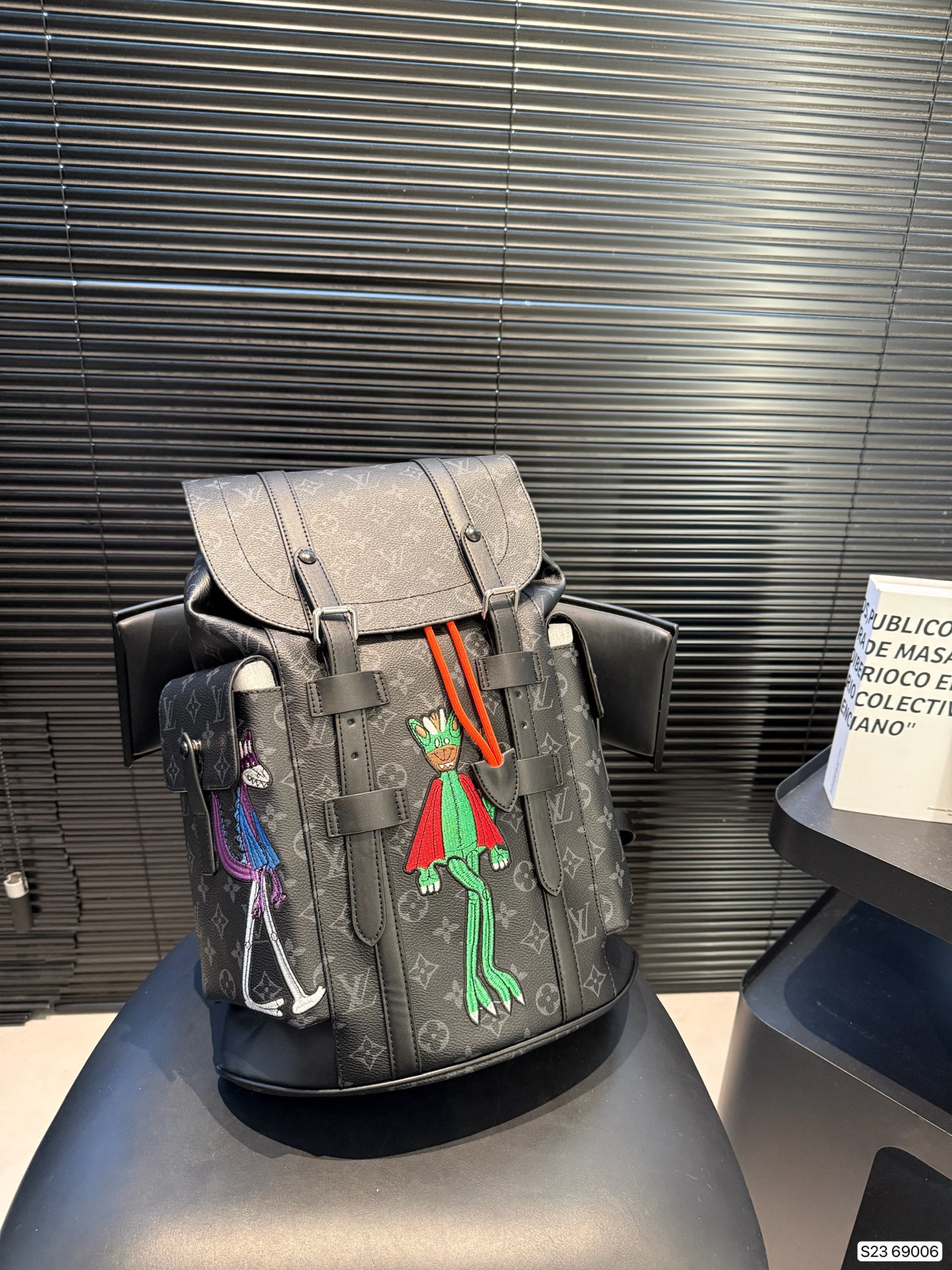 P165 Lv双肩包出货 超级耐磨 超级实用的款式 内衬带logo. 原版电镀五金带logo 这个包包的容量也很大 满足你出行的所有需求 必备的都可以装下 真的是很nice 尺寸 32 42 货号69006