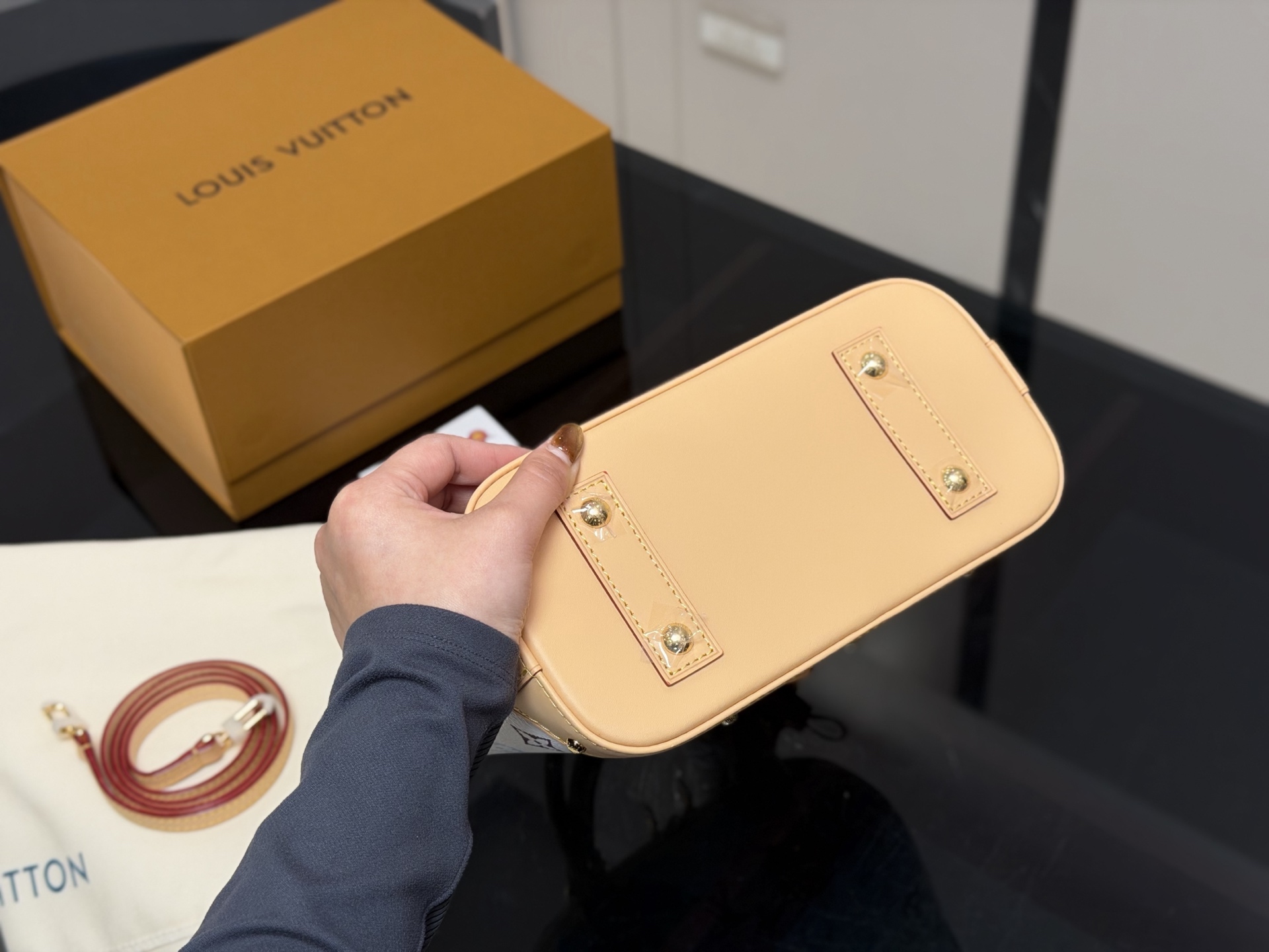 ¥215 配折叠盒飞机盒 size:25*18cm Lv 这个白三彩 alma贝壳 太可爱啦! 小巧又复古已经拎着溜达两天了~