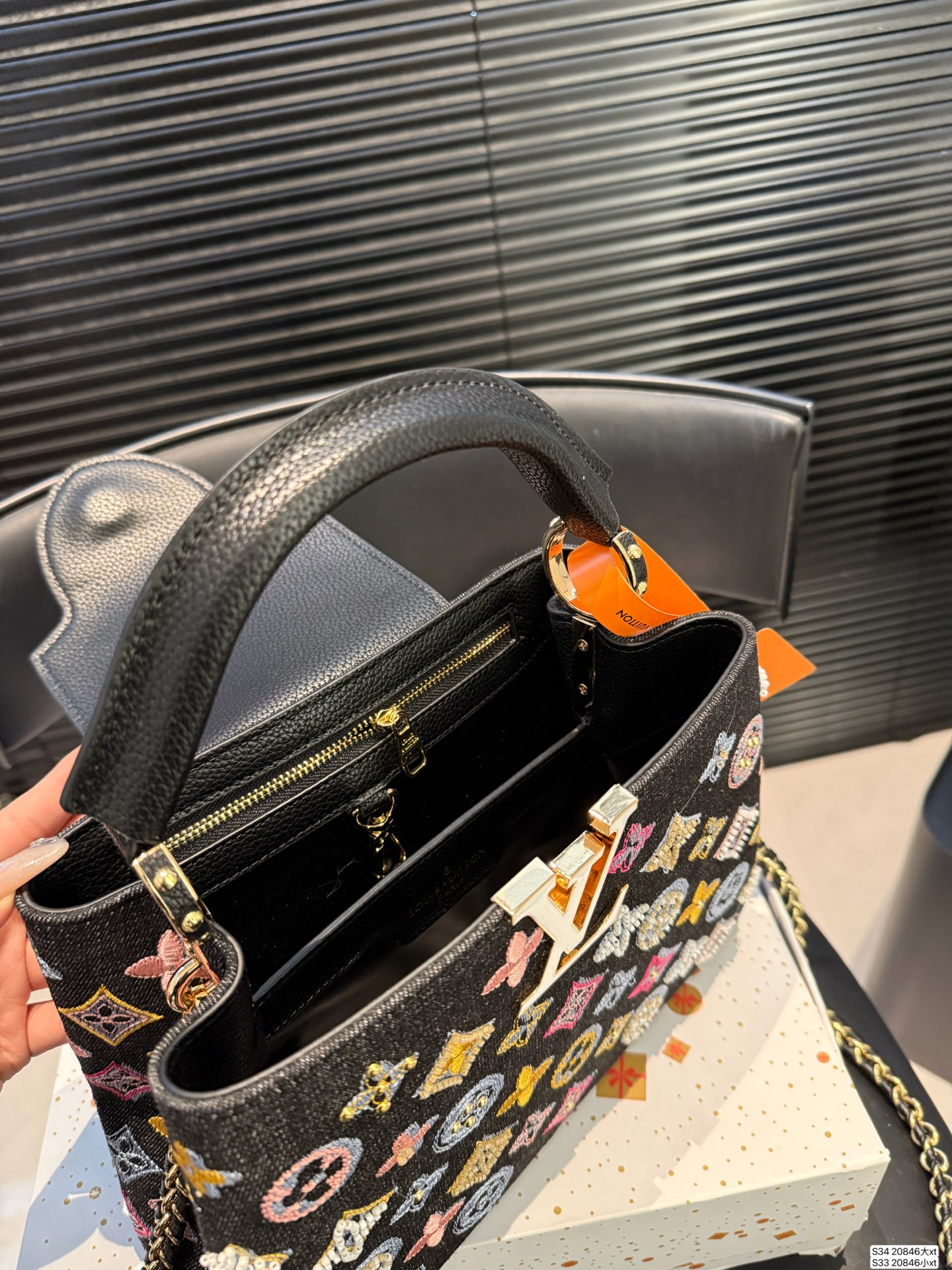 大号P220 小号P215 LVCapucines 贵妇包 超繁琐制作工序，女王范儿必备，经典大logo设计，结合monogram经典小花元素[哇]简洁大气，尺寸合理、容量OK，可手提可单肩， 尺寸：大号27 18 小号20 14 货号大20846