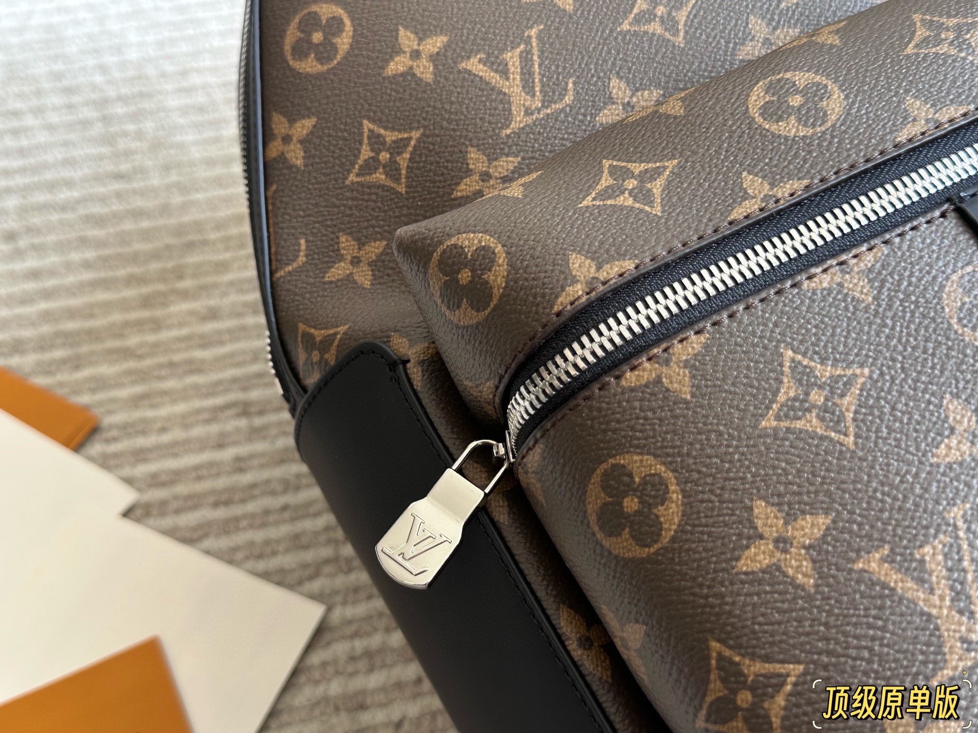 复刻版 纯牛皮 p225 经典老花潮人必备双肩包! Discovery 小号双肩包取材 Monogram Eclipse 帆布,以更为紧凑的构型延续灵活功能。外袋、拉链前袋和开口 侧袋方便取放物品,内袋确保收纳井然有序。size: 29×38×20cm