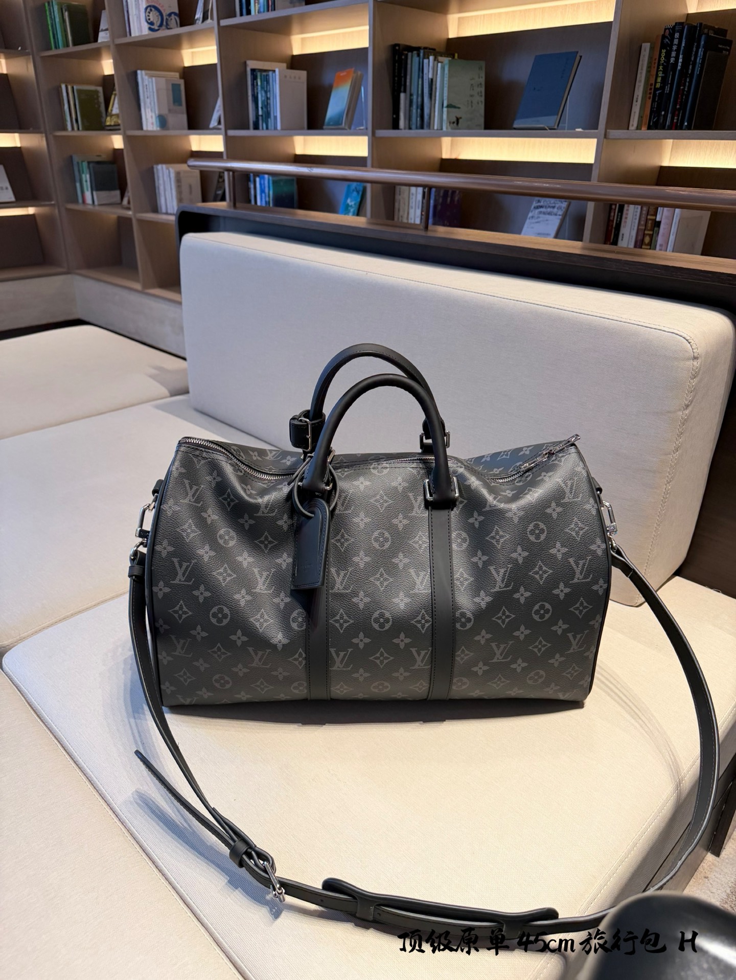 lv 旅行包p220 超酷中LV Keepall老花旅行袋 LVKeepall 出差旅行最常用的一只包 这是超酷的一只包 可以做健身包，也可做旅行袋 容量超级感人非常的实用! 出差三四天背这只包，衣服和洗漱用品完全足够!最主要是凹造型最棒了~ 马上爱豆出街的赶脚 路易威登Louis Vuitton 9VintageMusevie 中古店Iv keepall老花手提包包 45cm无盒