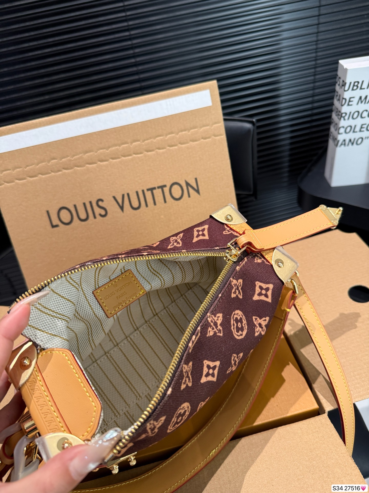 P220 配飞机盒折叠盒 LV 130周年限定来袭！村上隆三彩返场🥹 LV 130周年限定系列，这次是真的开挂了！ LV谷爱凌软盒子来啦美到犯规💕 五金精致有分量，肩带长度刚刚好，单肩斜挎都很绝👏日常搭配T恤、牛仔裤，容量也很实用，手机、口红、粉饼等小物件都能装下~ 尺寸23 16 货号27516