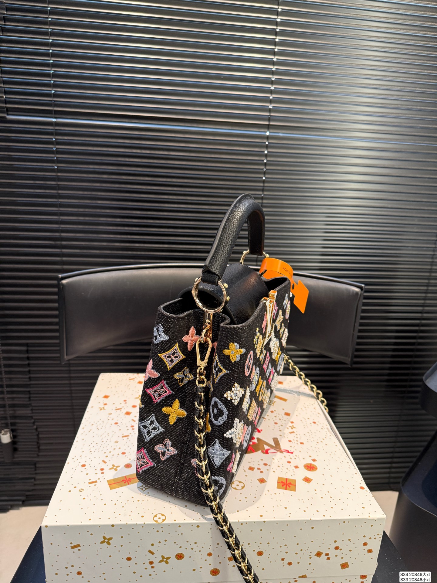 大号P220 小号P215 LVCapucines 贵妇包 超繁琐制作工序，女王范儿必备，经典大logo设计，结合monogram经典小花元素[哇]简洁大气，尺寸合理、容量OK，可手提可单肩， 尺寸：大号27 18 小号20 14 货号大20846