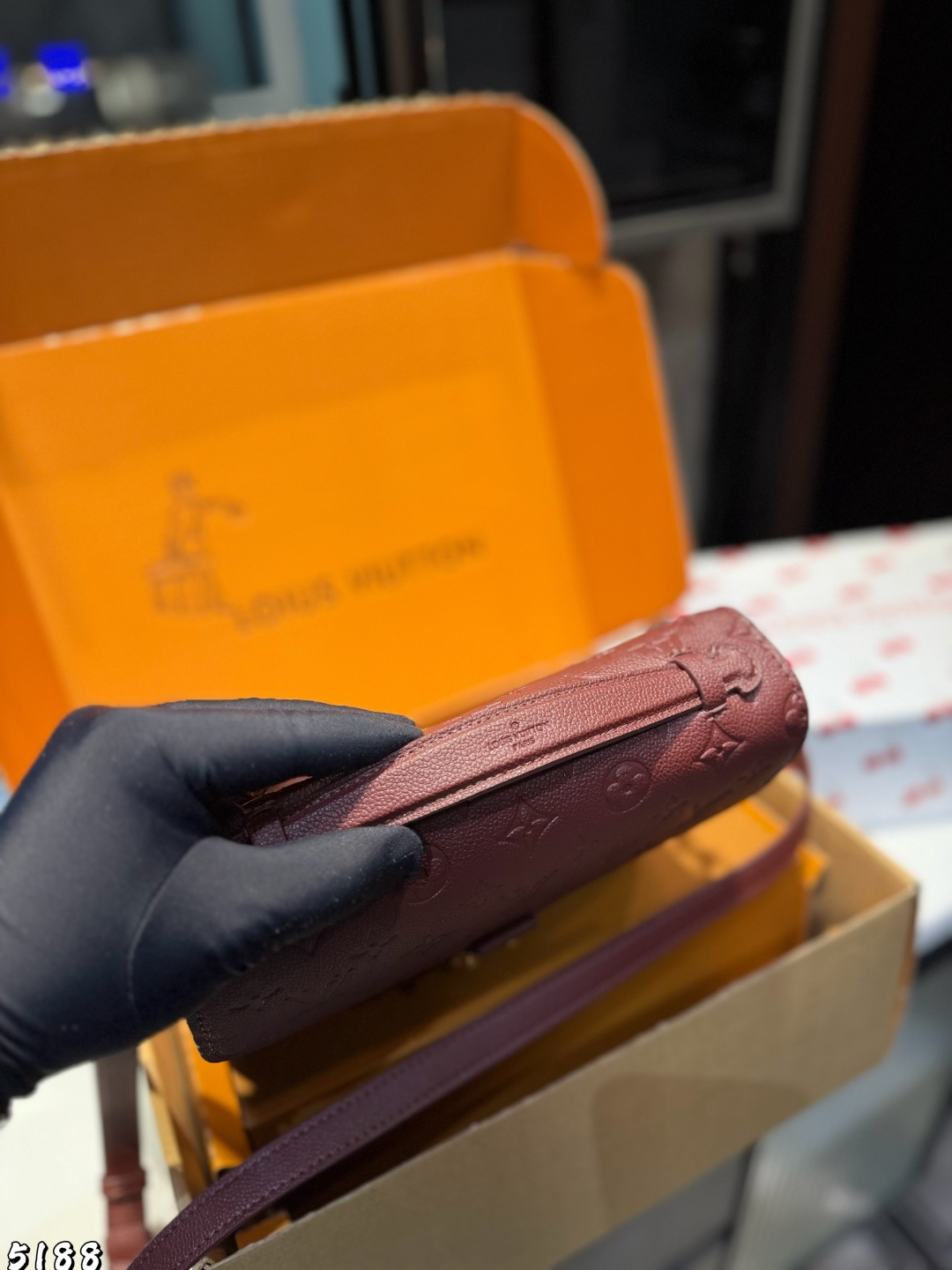 ❤️p215（礼盒包装）❤️ Lv 路易威登｜Pochette Metis East west Mini 新款邮差包 LV邮差包老花手提单肩斜挎包，优雅低调的外形设计和宽敞的包身更加入了实用性，LV闪亮的纯钢金色五金配件- 可调节肩带，配有树糕皮的肩垫，拉链闭合 超细纤维内衬 尺寸 21 14cm