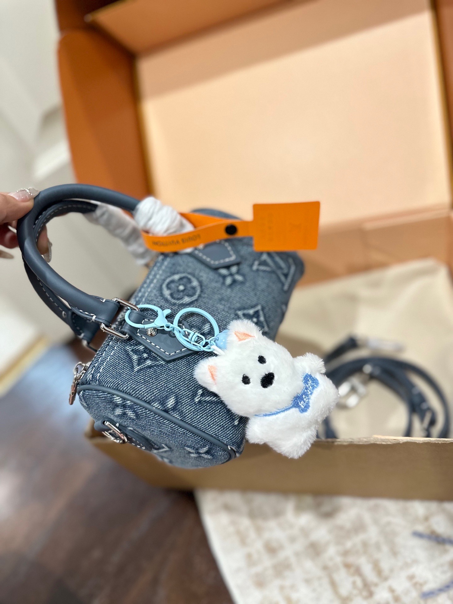 变码芯片p130 送挂件 官网双盒包装 size：16*10cm L家 永远经典Speedy Nano 将欢愉注入每个设计细节！ LBuy限量呈献 全新圣诞 设计的 Vivienne Winter Holiday