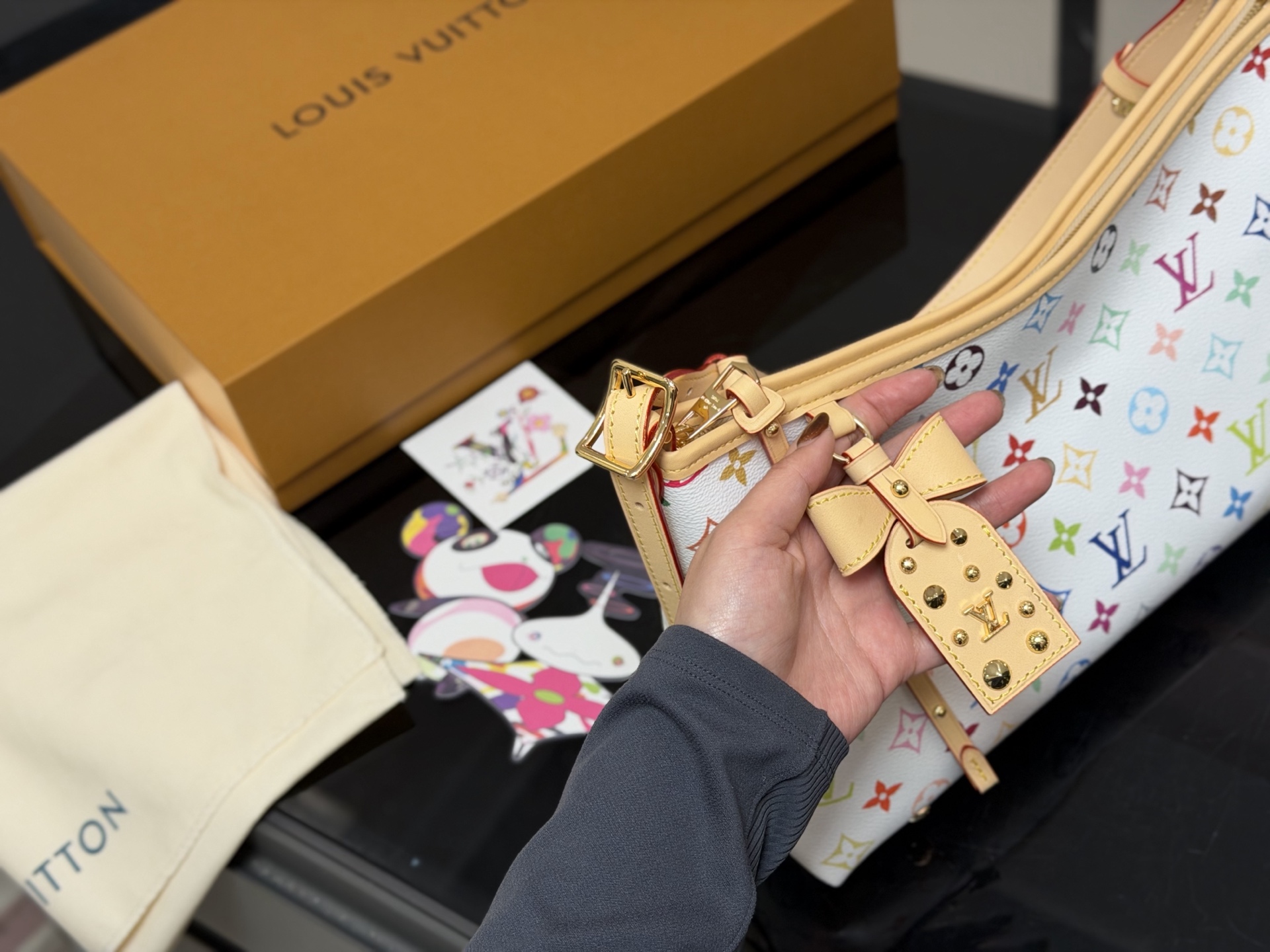 &yen;240 配折叠盒飞机盒 LV Carryall小号手袋改造款 LV Carryall小号手袋,经典Monogram老花帆布+牛皮饰边，简约大气超百搭!配可拆卸拉链子袋，收纳力满分+。宽肩带设计，背着超舒服，通勤or短途出行都很合适。内部空间宽敞，日常用品轻松装下，拉链开合更安全。休闲随性风格，时髦又实用，出街必备! 尺寸:33.21cm