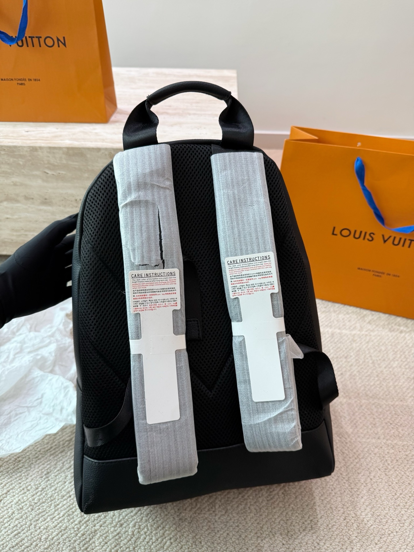 原单品质 P160 Lv 双肩包 Monogram帆布裁制而成，此款Hot Springs双肩背包代表LV Vernis皮革的华丽回归。是一款风格百搭而可爱，适合全天背携的时尚包袋，漆光牛皮，棉质帆布内衬，Monogram帆布饰边。进口漆皮搭配纯钢五金，尺寸30 45cm