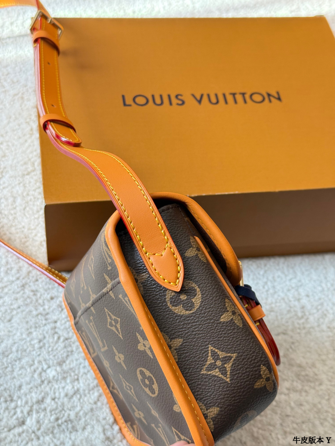 牛皮版本 p230 LV Satchel 迷你邮差包 LV Satchel迷你邮差包，经典Monogram老花帆布+深蜜色牛皮饰边，复古学院风满满！尺寸19x15cm，小巧精致，日常通勤、休闲出行都超适合艹。双扣设计+可调节肩带，单肩斜挎都OK，内部空间能装手机、钥匙、卡包等小物。灵感源自1930年代邮差包，实用又有收藏价值，男女都能轻松驾驭，搭配休闲或复古穿搭都很出彩