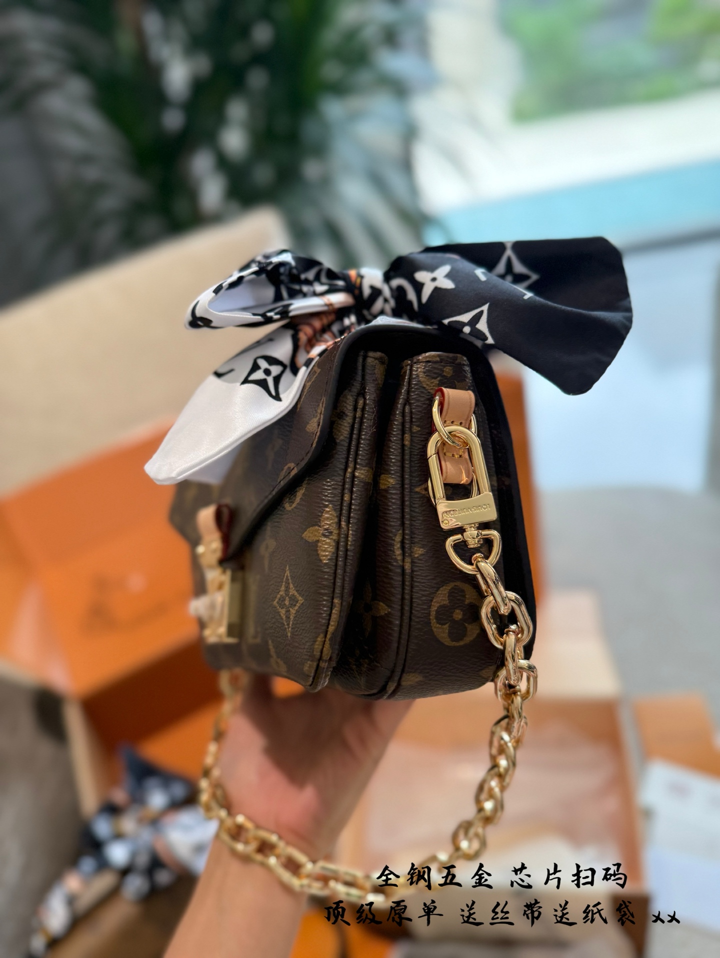 p350升级版全钢五金 送丝带 LV路易威登Mini老花小邮差 Pochette Metis East West ■尺寸: 21.5*13.5*6cm■ Mini小邮差延续经典元素的同时又增添新的魅力,链条可拆卸的设计，老花肩带可调节, 链条可当腋下包，复古风十足， 老花肩带可斜挎，可肩背, 随意拆卸肩带搭配都能拥有不一样的造型效果, 包自重非常轻巧且内设分类隔层设计，更加人性化使用.感，绝对是这一届新款的黑马，大爆款的推荐!