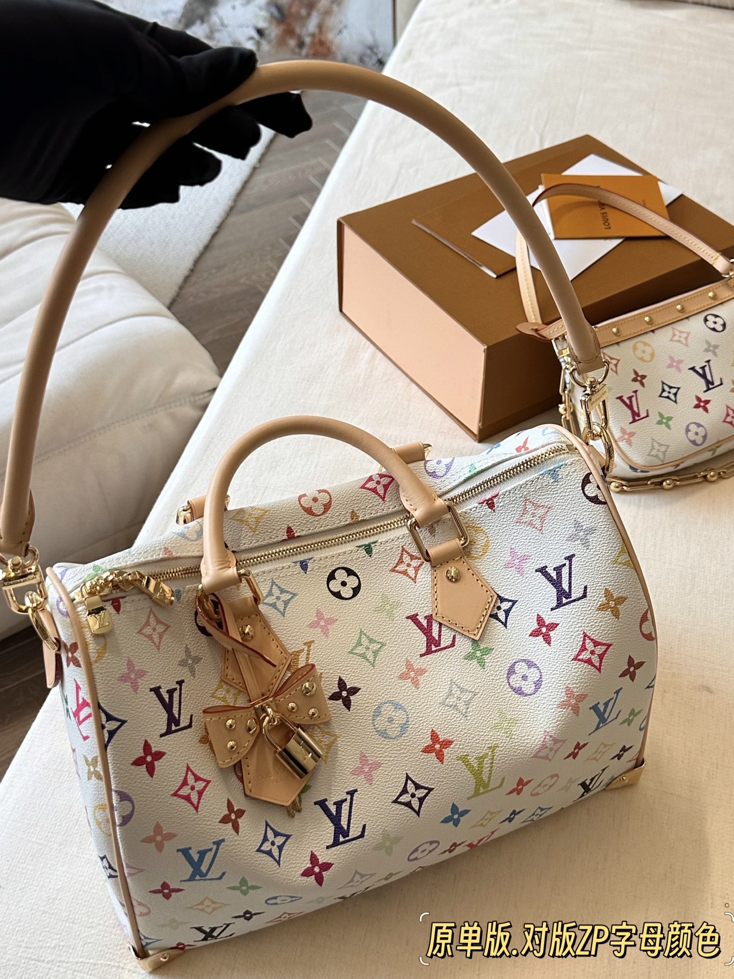 💰300 配盒 白三彩 原单版 size：30*21cm 快來看看L家 Speedy30 枕头包 尺寸30公分日常、旅行都適合! 这个尺寸太喜欢了 真好用！也太 COOL！