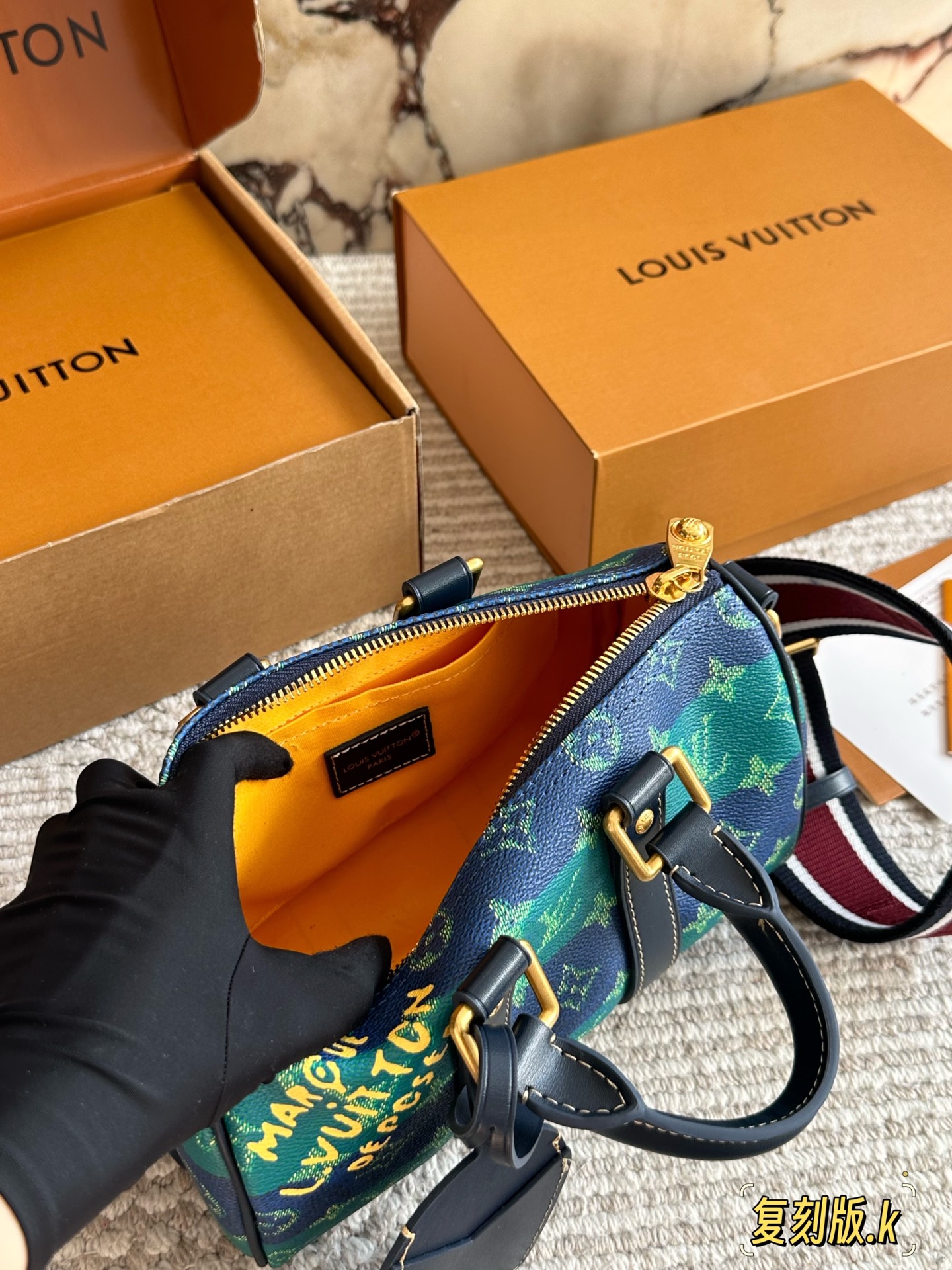 &yen;230 复刻版 Lv X Nigo Keepall xs 枕头包 手袋是一款理想的都市手袋。 标志性的造型与经典的 Monogram 帆布，加之多种携带方式和奢华的天然牛皮饰边为该包平添一份时尚前卫之感。尺寸：25 14cm全套礼盒