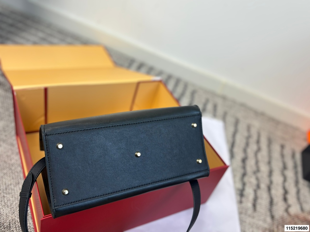 P180配折叠盒⚠️尺寸29.25 Furla Genesi托特包 选用优质牛皮,表面光滑有型,立体剪裁让包内空问更宽敞。金色半圆扭扣+压印Logo,细节满分!尺寸适中,通勤休闲都OK,手提斜挎随心切换。黑色百搭,四季都能用,简约大气,实用又有质感,是职场女生的理想选择