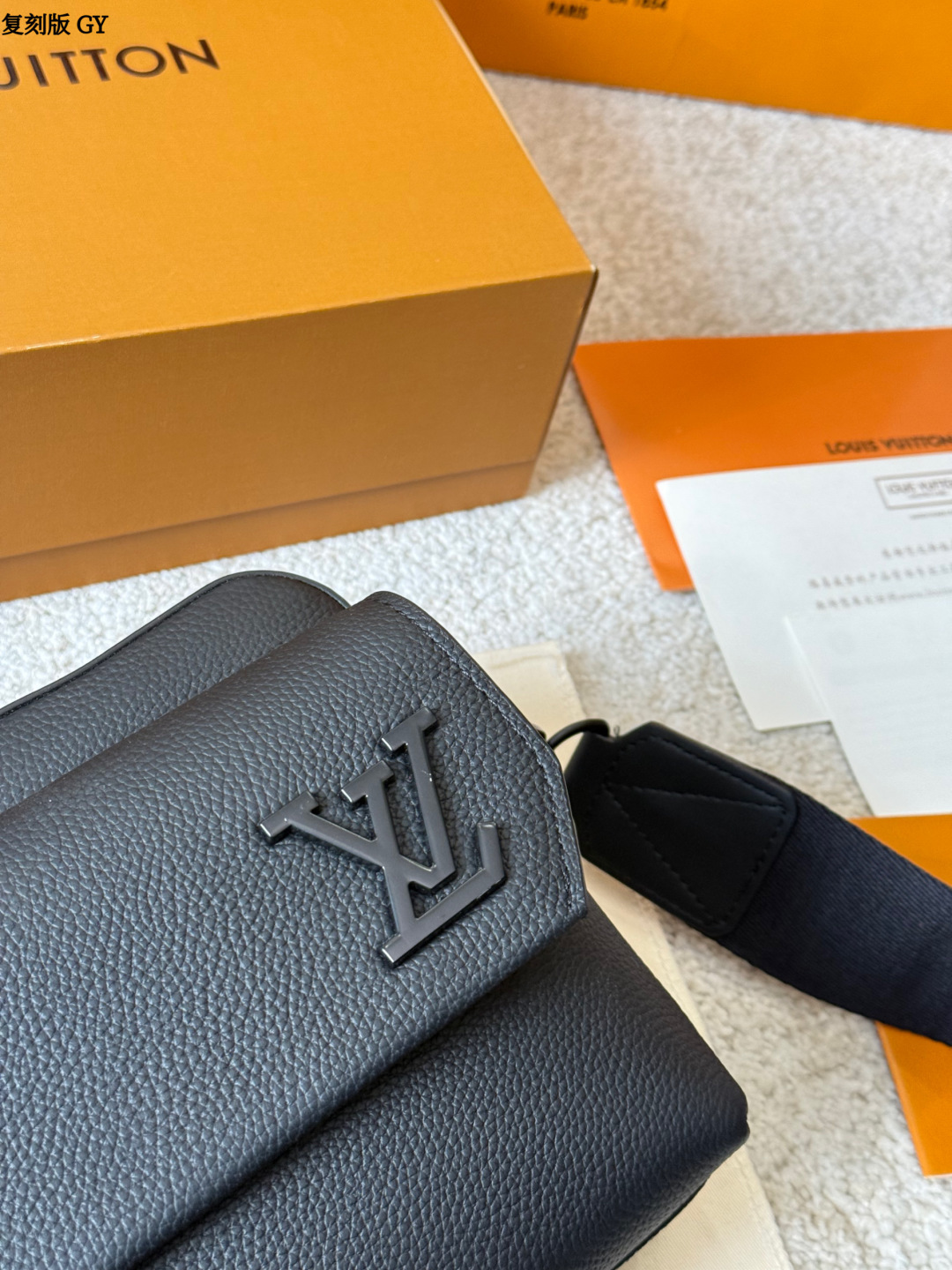 复刻版 p225 LV Takeoff 小号邮差包 LV Takeoff小号邮差包，黑色粒面牛皮+经典 Monogram压纹，低调又有质感！翻盖设计+可拆卸肩带，单肩or斜挎都OK，通勤休闲都能搭。尺寸刚好，手机钱包轻松装下，实用又时髦，是男士必入的经典单品！ 尺寸 23 18cm