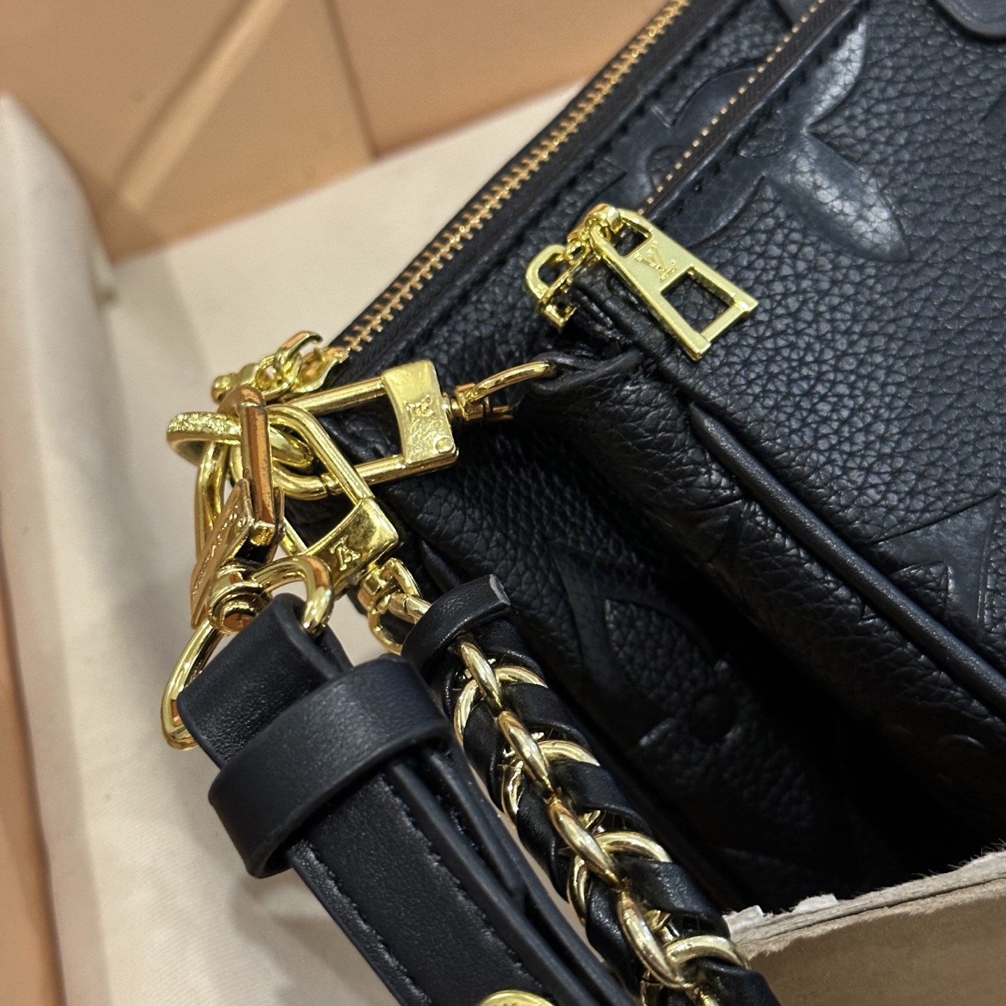 p125 折叠礼盒包装 LV 三合一”麻将包有点酷 lv三件套Multi Pochette Accessoires,这两年一直流行的复古风潮,这回再度刮回了经典Monogram上面,丰富的配件赋予了包包无穷的背法,高级变色皮,高级感十足,冬天的话也比较百搭,强烈推荐 ! 尺寸:大24*13cm 中18*11cm 小9*9cm