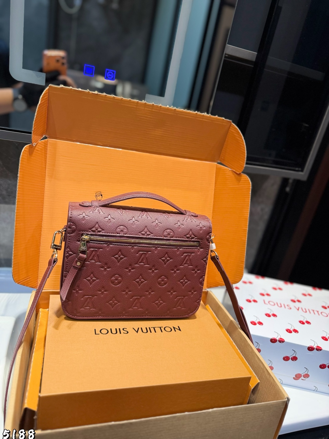 ❤️p215（礼盒包装）❤️ Lv 路易威登｜Pochette Metis East west Mini 新款邮差包 LV邮差包老花手提单肩斜挎包，优雅低调的外形设计和宽敞的包身更加入了实用性，LV闪亮的纯钢金色五金配件- 可调节肩带，配有树糕皮的肩垫，拉链闭合 超细纤维内衬 尺寸 21 14cm