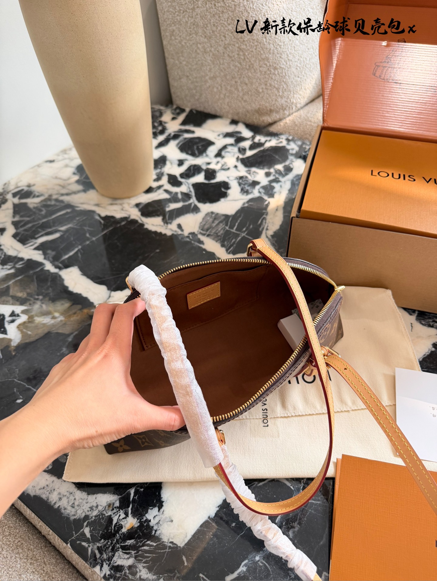 LV Papillon 26圆筒包p250 LV Papillon 26圆筒包，经典Monogram老花帆布+牛 皮饰边，复古优雅又实用! 26cm小巧尺寸，手提、单肩、斜挎都OK,，通勤休闲都能驾驭'+。灵感来自1940年代好莱坞，融合现代廓形，容量适中，日常物品轻松收纳。圆筒造型超有辨识度，是明星街拍和中古市场热门款，四季都能搭配，时髦又百搭!