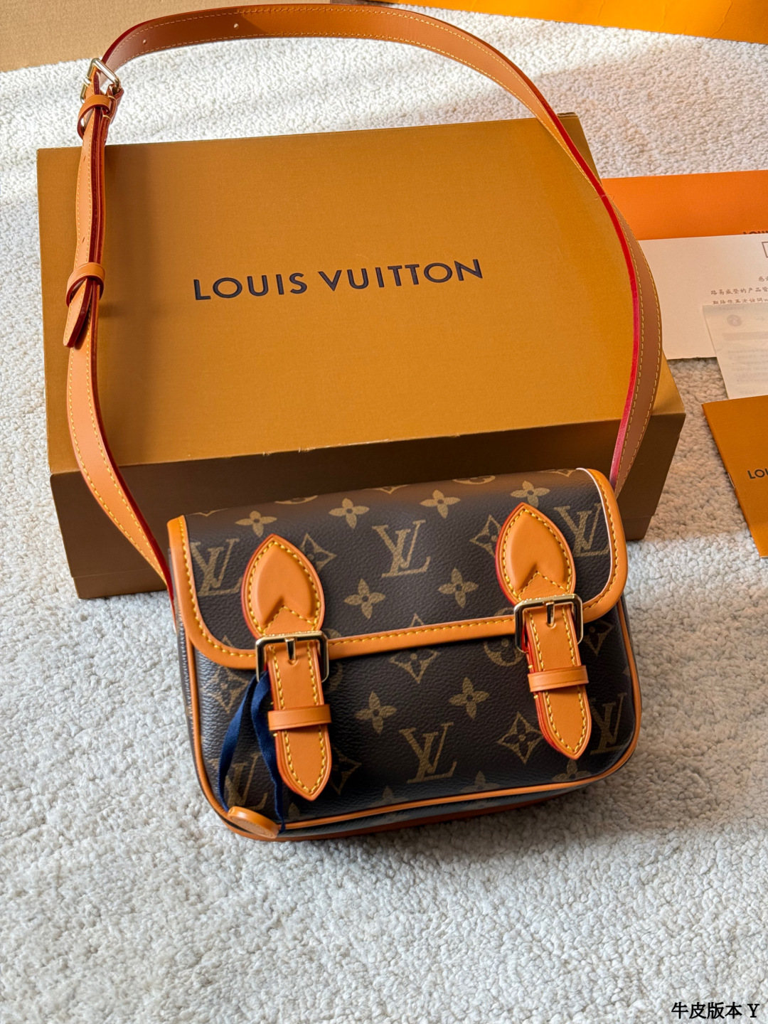 牛皮版本 p230 LV Satchel 迷你邮差包 LV Satchel迷你邮差包，经典Monogram老花帆布+深蜜色牛皮饰边，复古学院风满满！尺寸19x15cm，小巧精致，日常通勤、休闲出行都超适合艹。双扣设计+可调节肩带，单肩斜挎都OK，内部空间能装手机、钥匙、卡包等小物。灵感源自1930年代邮差包，实用又有收藏价值，男女都能轻松驾驭，搭配休闲或复古穿搭都很出彩