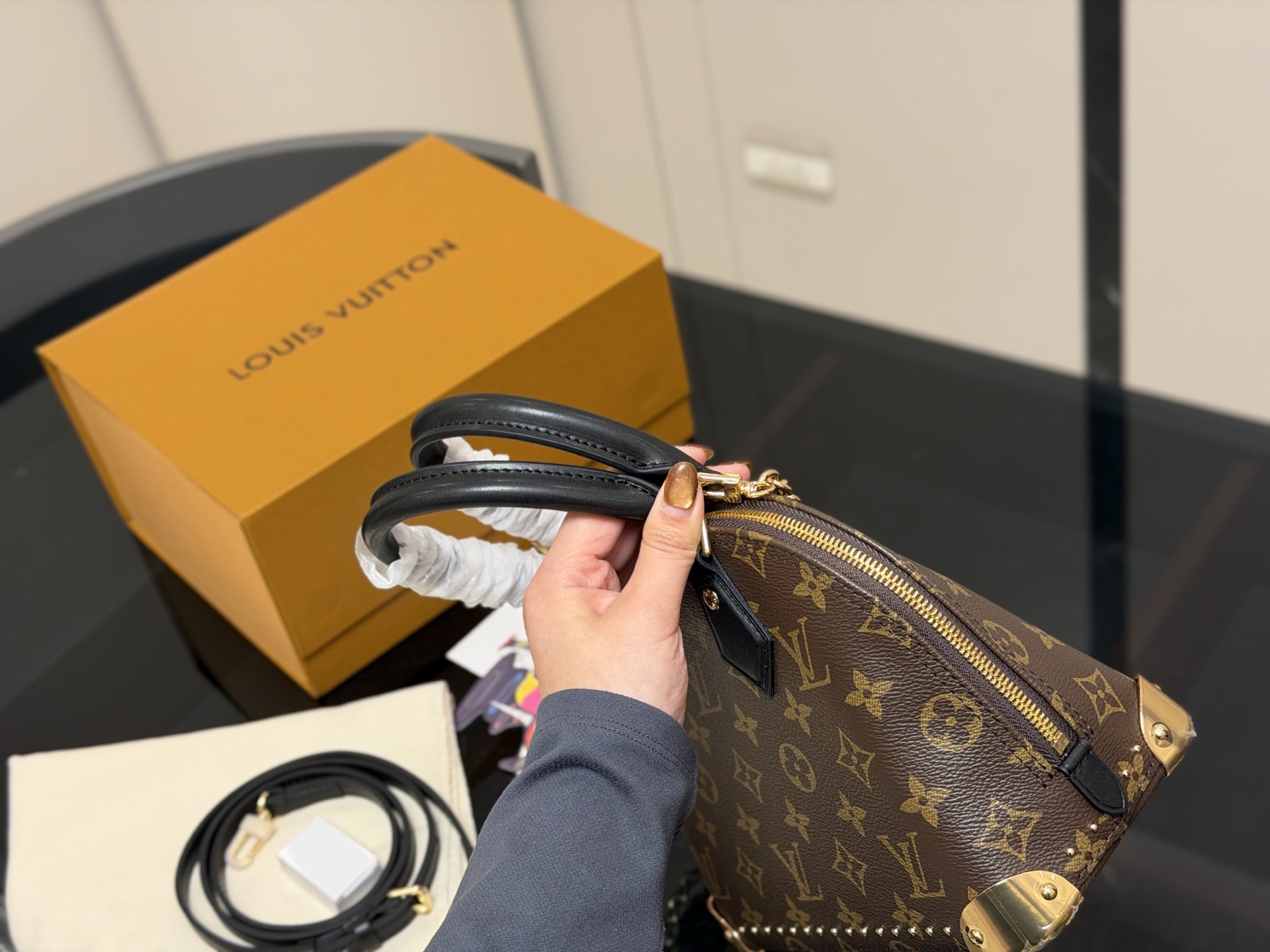 &yen;240 折叠盒飞机盒 Lv新款 alma trunk 贝壳 我能get到了耶！真好看！ 这次包型做了升级 真的好酷好喜欢！ 好适合搭配酷酷的 复古的衣服 链条的吊坠一点要加上 而且是我喜欢的黑色细肩带 尺寸:23.17cm