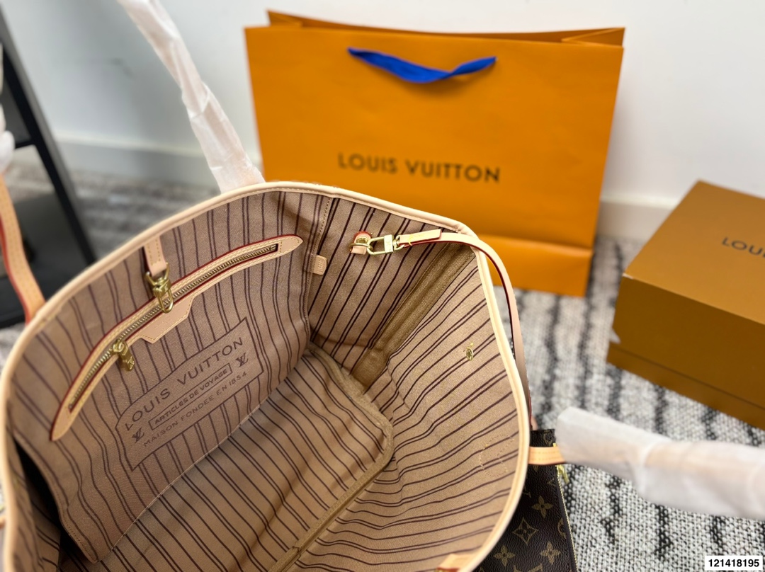 p135 全套包装LV 经典购物袋 Neverfull 全新演绎经典手袋，探索袋内精致细节。重新设计的内袋采用了清新的织物内衬和灵感源自档案馆的复古细节，最值得称道的莫过于可脱卸式拉链手包，它既可单独作为一只精致手拿包使用，亦可作为额外的口袋。明快的内衬色调为 Monogram 经典帆布增加了更多活泼生动之感。尺寸33 30