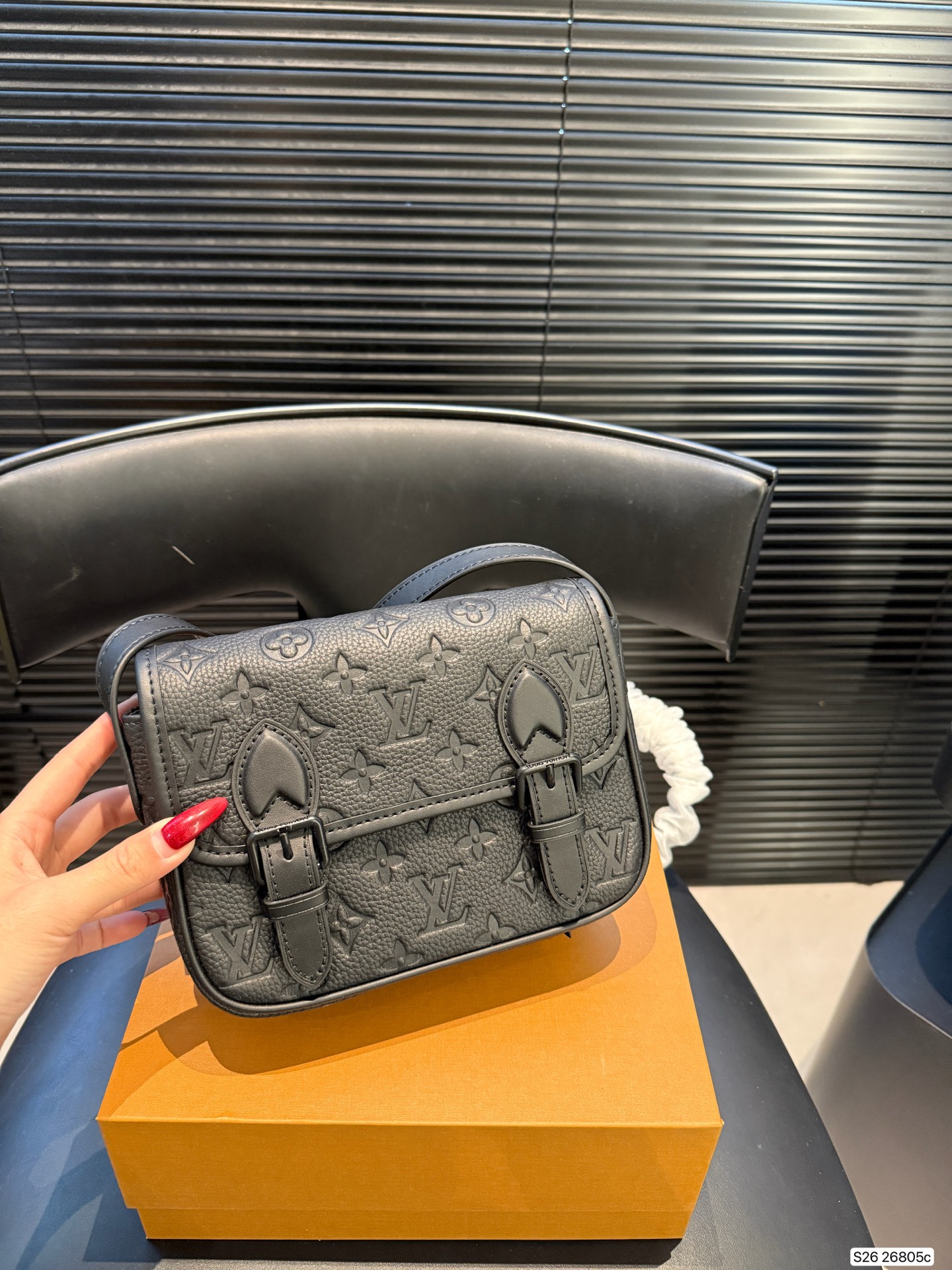 P180 配折叠盒 牛皮Lv邮差 真被这个LV小包惊艳到 之前的大邮差终于出小版了！ 变小后更加精致了 而且放手机等物品无压力 尺寸：20 16 货号26805