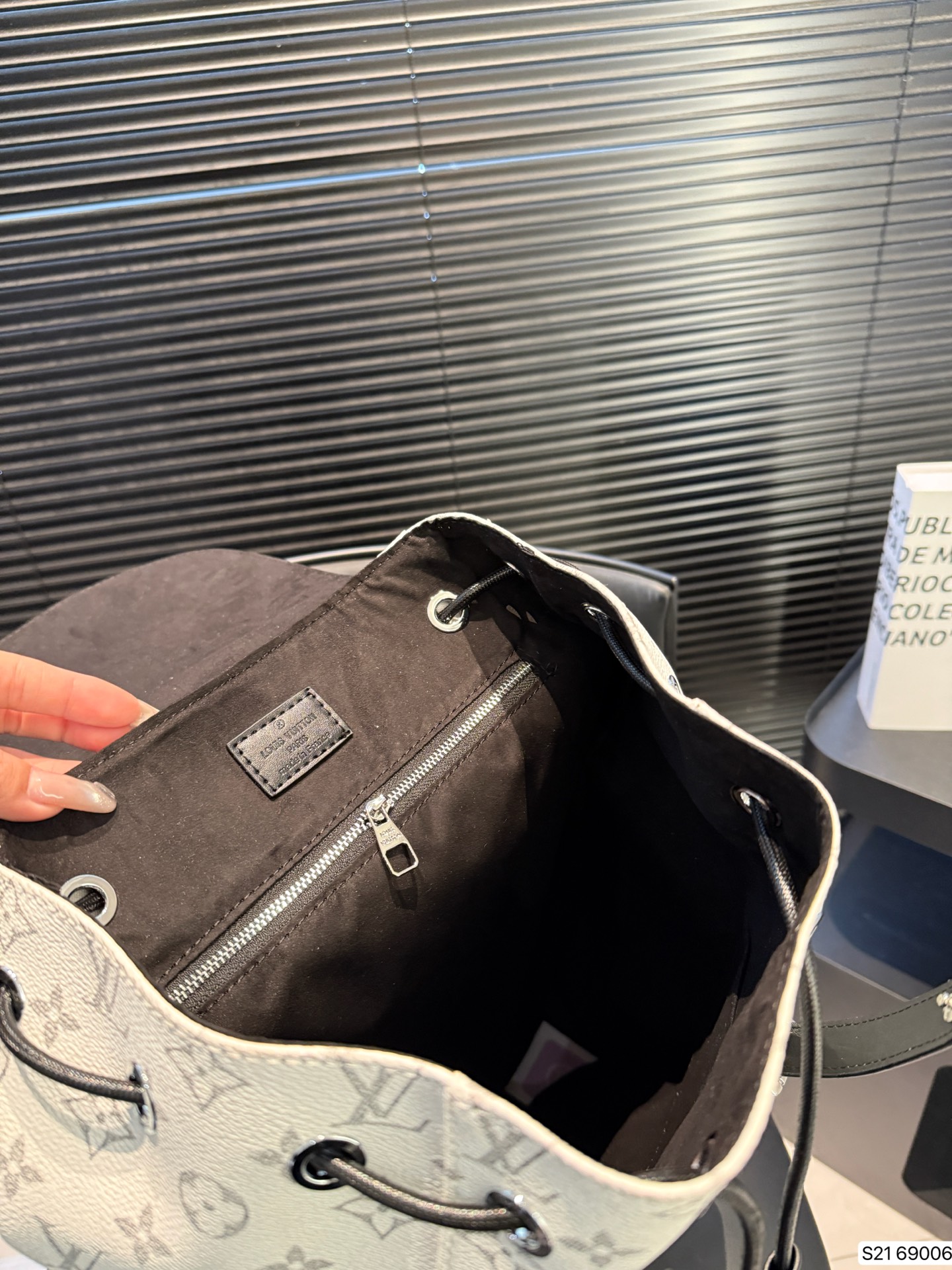 P155 LV 早春最新款 双肩包 这款时尚功能背包是最适合都市活躍人士 它将运动袋形与独特的品牌细节元素结合 背都超好看哦！尺寸: 32 42 货号69006