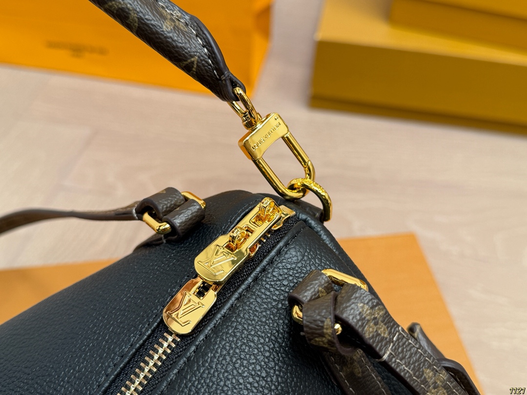 纯皮&yen;240飞机盒钢五金 专柜同步163变频芯片 LV路易威登Express枕头包 配有可拆卸肩带🉑自由转换 手提，肩背或斜挎等各种造型背法 极具松弛感 上身效果时髦好看‼️ 尺寸：小号26 15