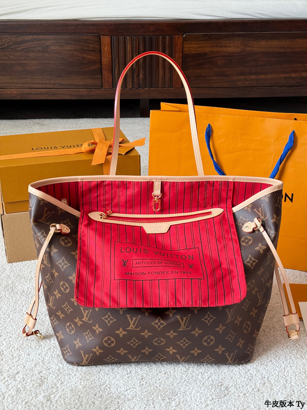 牛皮版本 p175 Lv 牛皮 L家 Neverfull 中号购物袋!入门级的款式哦!绝对的终身款!此物经典不言而喻!街拍和实用都是非常nb的选择!大家拿到后可以感受下,皮质颗粒之间空袭分明,宽度平均,摸上去软硬适中,变色皮哦!尺寸 :32 *28 (密封折叠礼盒包装 配海关贴 发票 免税店证书📄)
