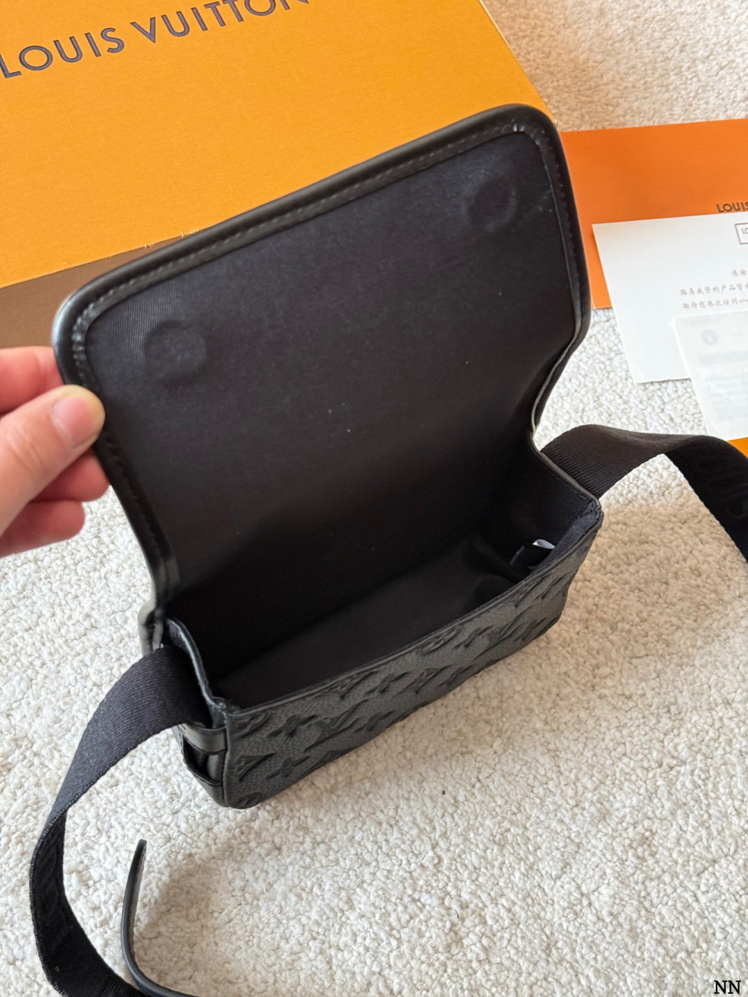 牛皮版本 p170 LV 黑花 Soft Trunk 盒子包 VLV Soft Trunk黑花盒子包，经典Monogram Eclipse黑花图案，低调又有辦识度！涂层帆布＋牛皮饰边，质感满分。配可调节肩带，单肩斜挎都OK，日常通勤、出街超百搭。内部空间合理，手机、卡包、钥匙轻松收纳，拉链开合更安全全。男女都能驾驭，时尚又实用，LV热门款必入 18.5x13x8cm18.5x13x8cm