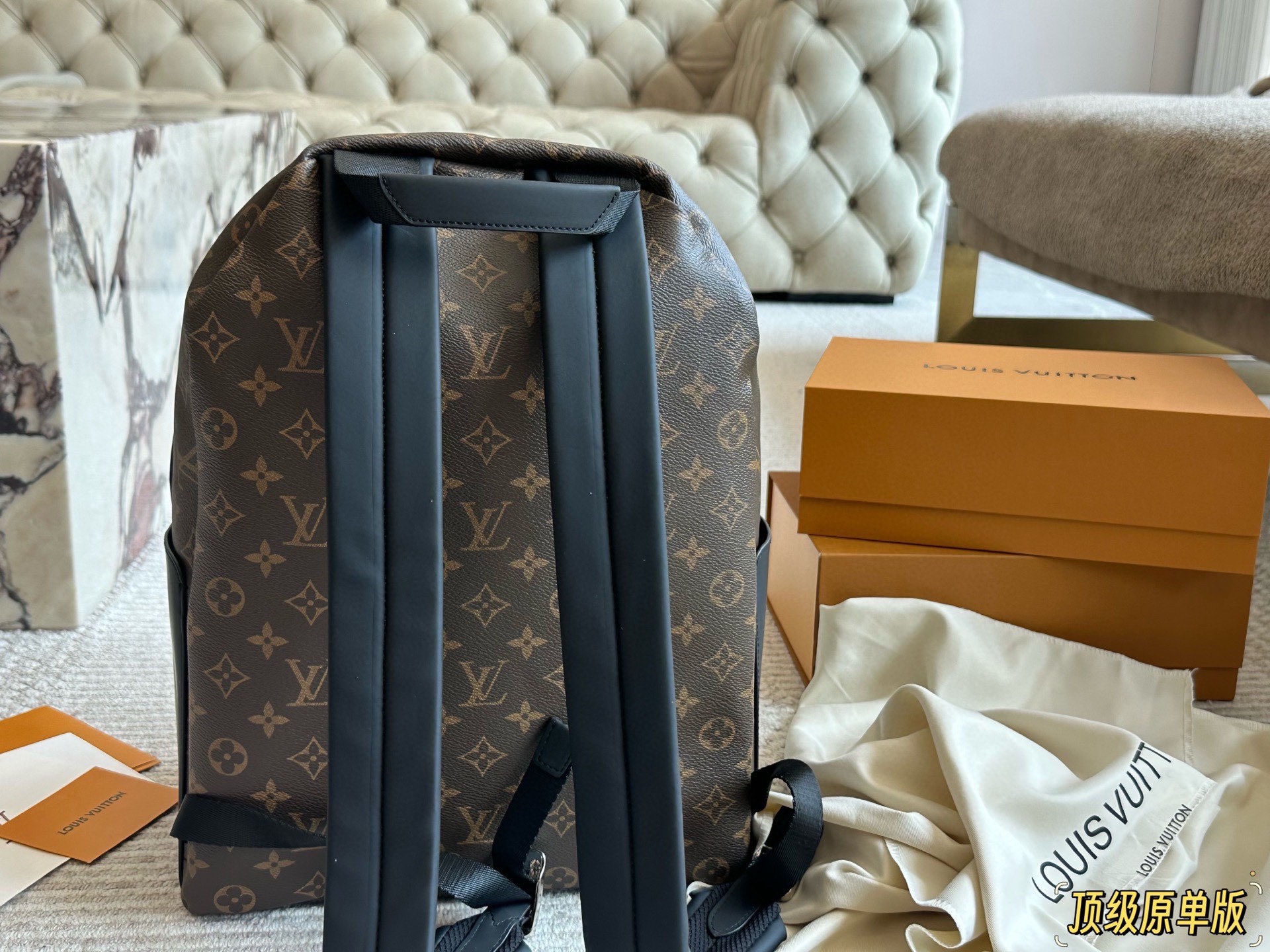 复刻版 纯牛皮 p225 经典老花潮人必备双肩包! Discovery 小号双肩包取材 Monogram Eclipse 帆布,以更为紧凑的构型延续灵活功能。外袋、拉链前袋和开口 侧袋方便取放物品,内袋确保收纳井然有序。size: 29×38×20cm