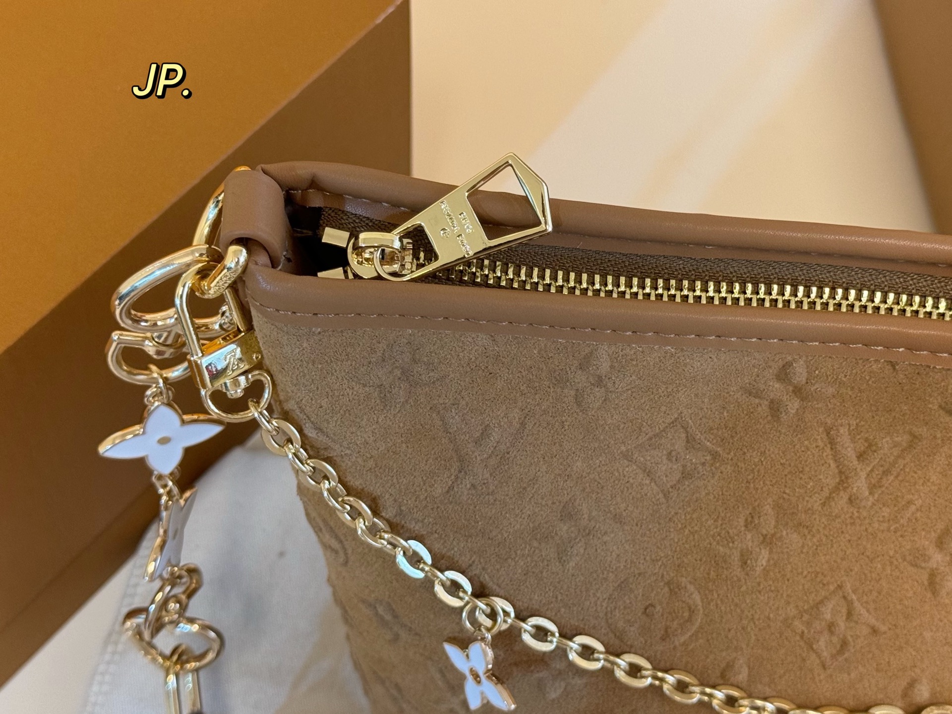 P165（折叠盒飞机盒） size：17&times;20 LV路易威登麂皮绒中古链条水桶包💕 超级耐看的经典配色！ 采用桶状设计，容量十足 配有长肩带，多种背法 日常出街、通勤，低调又百搭‼️