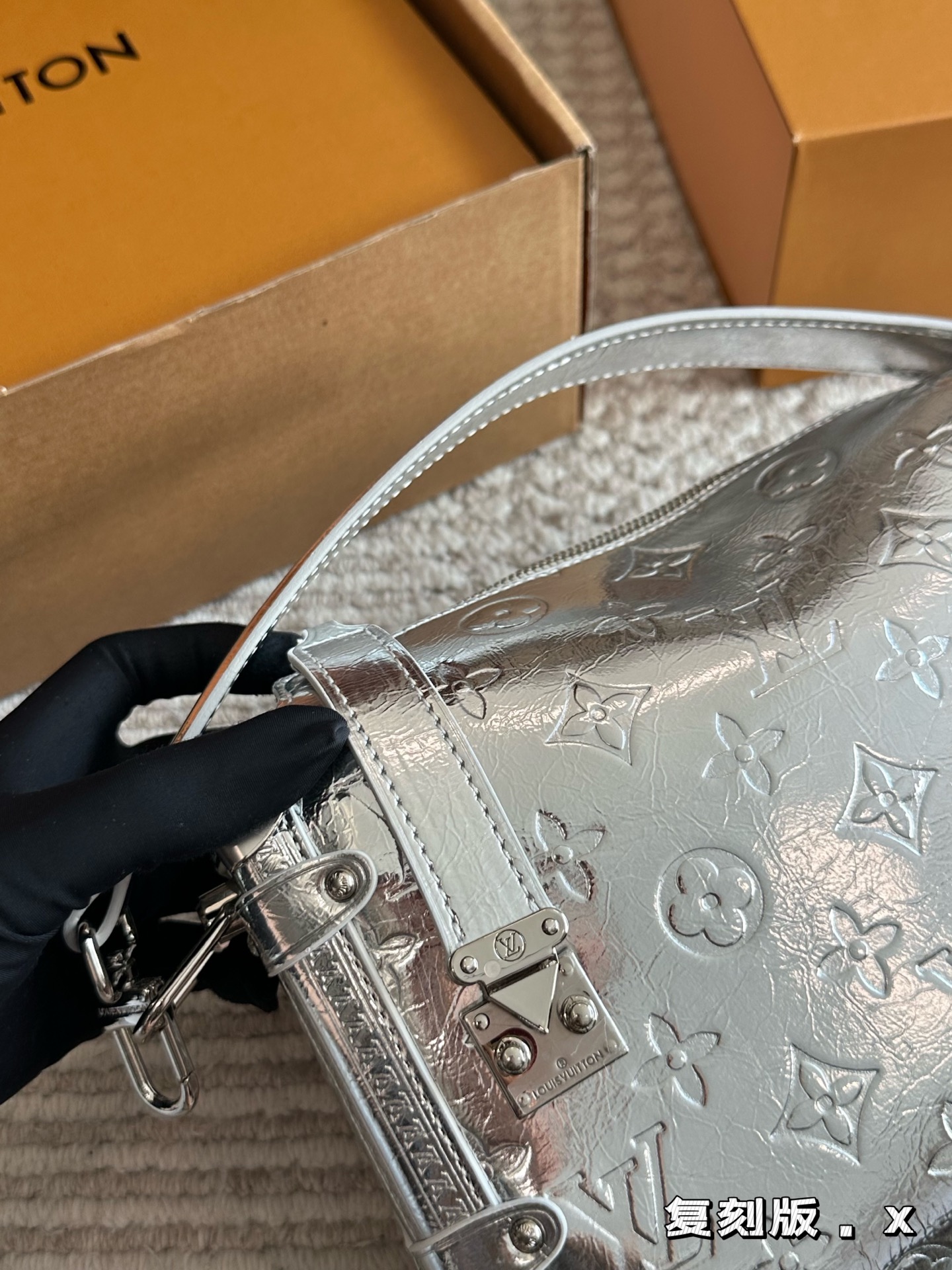 💰220 复刻版 size：23*16cm 超时空爆款 Lv 26王炸新款包trunk 谷爱凌 走秀小软箱s来了终于!!! 超级洋气 upupup 搜索🔍Lv 软箱子（盒子） 全套包装🎁