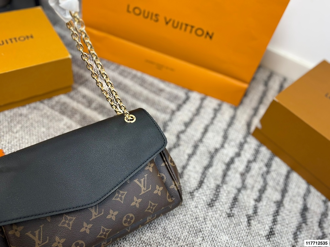 p175 变码芯片 全套包装 LV pallas chain 经典款链条包红色信封包 Lv的传奇信封还是老款的好看 别看尺寸不大 但是手机📱口红💄钥匙🔑纸巾什么都装得下 很有女人味的一款包包 不管单肩 斜挎都很好看 而且秋冬配老花真的绝绝子 加上红色吸睛 秋冬必备集美们 尺寸30.19/23.15