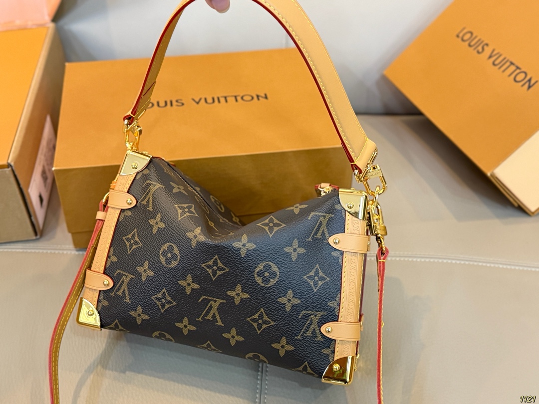 原版复刻&yen;225飞机盒 钢五金163变码芯片 谷爱凌同款 秀款 小箱子 LV Side trunk 谷爱凌 盒子包/ 箱子包 新款！是软软的小箱子 很多精致的小细节在里面 大容量又实用又好凹造型 长短肩带随意切换 无论是富婆还是可可爱爱 都可以凹出超好看的造型尺寸 23 16