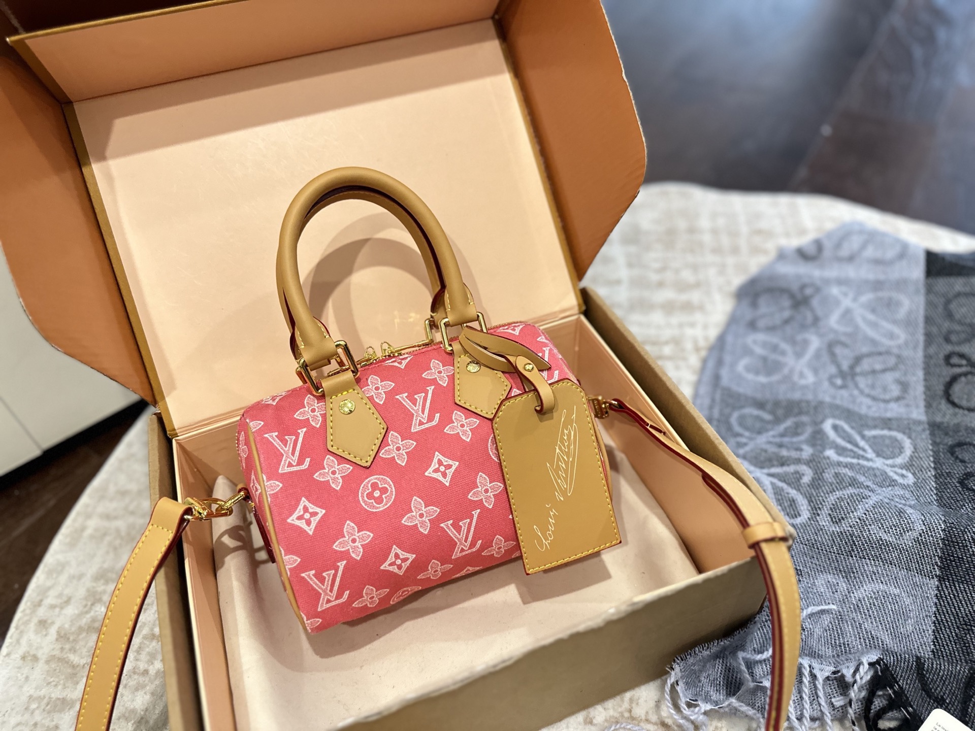 p155/p165 折叠礼盒包装 LV 新款 Speedy Nano 枕头包 LV 新款系列 枕头包 手袋,全网首发 LV Speedy nano 枕头包这款Retiro 手袋以标志性 经典永恒。优雅低调的外形设计和宽敞的包身更加入了实用性 尺寸 20cm/25cm