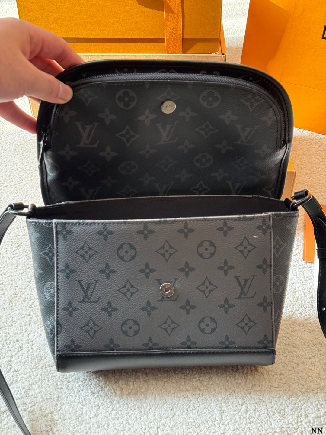 牛皮版本 p160 LV Pulse 邮差包 M12681 VLV Pulse邮差包M12681,黑色Monogram Eclipse涂层 帆布+牛皮饰边,低调又有辦识度艹。盖磁扣+外拉链袋,内部多夹层,收纳超方便!肩带可调节,单肩斜挎都OK,通勤休闲都能搭。 线绳拉链头设计,时髦又实用,是LV黑武士系列热门款,商务休闲都能轻松驾驭 尺寸 23 18cm