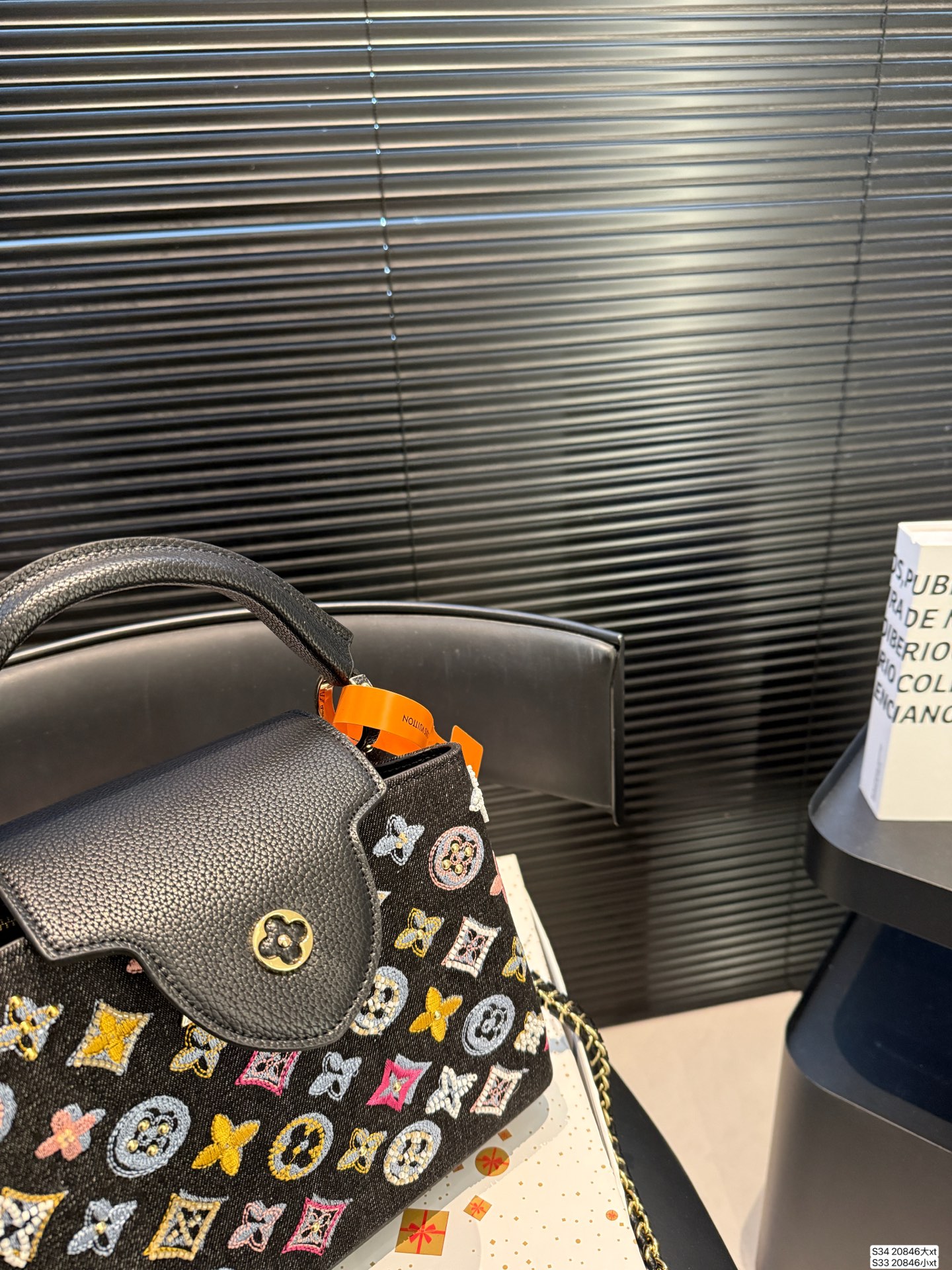 大号P220 小号P215 LVCapucines 贵妇包 超繁琐制作工序，女王范儿必备，经典大logo设计，结合monogram经典小花元素[哇]简洁大气，尺寸合理、容量OK，可手提可单肩， 尺寸：大号27 18 小号20 14 货号大20846