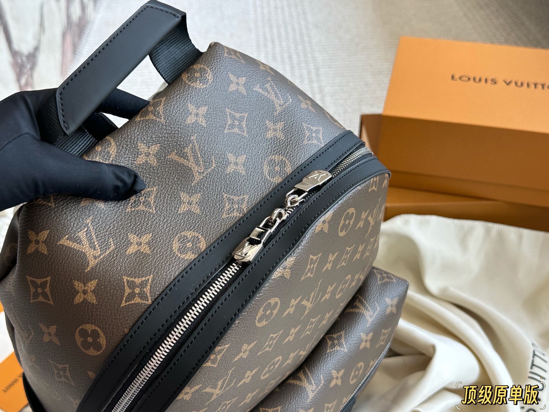 复刻版 纯牛皮 p225 经典老花潮人必备双肩包! Discovery 小号双肩包取材 Monogram Eclipse 帆布,以更为紧凑的构型延续灵活功能。外袋、拉链前袋和开口 侧袋方便取放物品,内袋确保收纳井然有序。size: 29×38×20cm