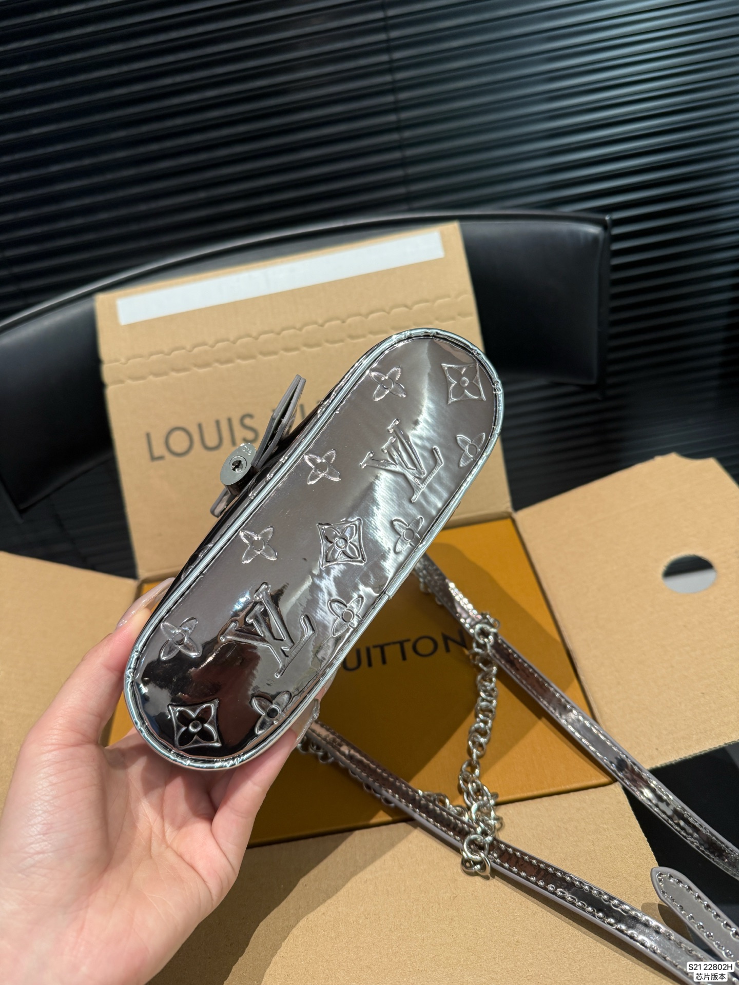 P155 配折叠盒飞机盒 LV新款小盒子，实物太美了！🤍🩶 被这个盒子美翻了！ 包柜里怎么能没有一只惊艳的包包呢！[皱眉R] 这只包谁拎谁美吧！做这个冬天❄️最闪的崽 🉑手拎🉑腋下🉑斜挎！别太实用了吧 尺寸19 12 货号22802