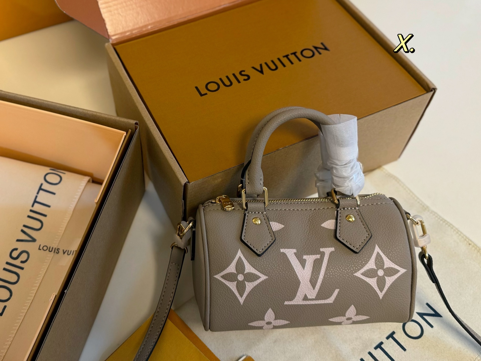 P165 16cm（折叠盒飞机盒） size：16&times;10 LV 路易威登Speedy nano迷你枕头包💕 新款的肩带可以调节拆卸； 线条精致，小巧轻便又时尚～ 细节质感在线，四季百搭‼️