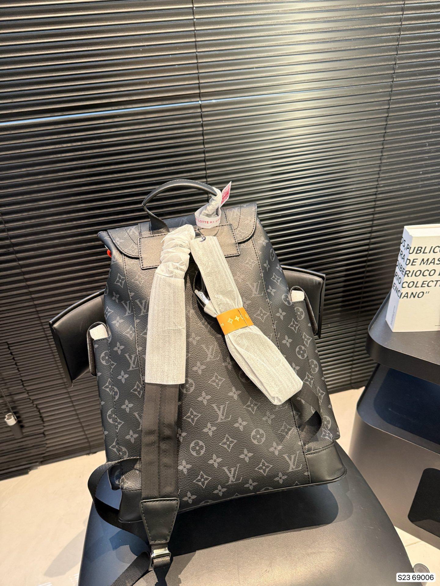 P165 Lv双肩包出货 超级耐磨 超级实用的款式 内衬带logo. 原版电镀五金带logo 这个包包的容量也很大 满足你出行的所有需求 必备的都可以装下 真的是很nice 尺寸 32 42 货号69006