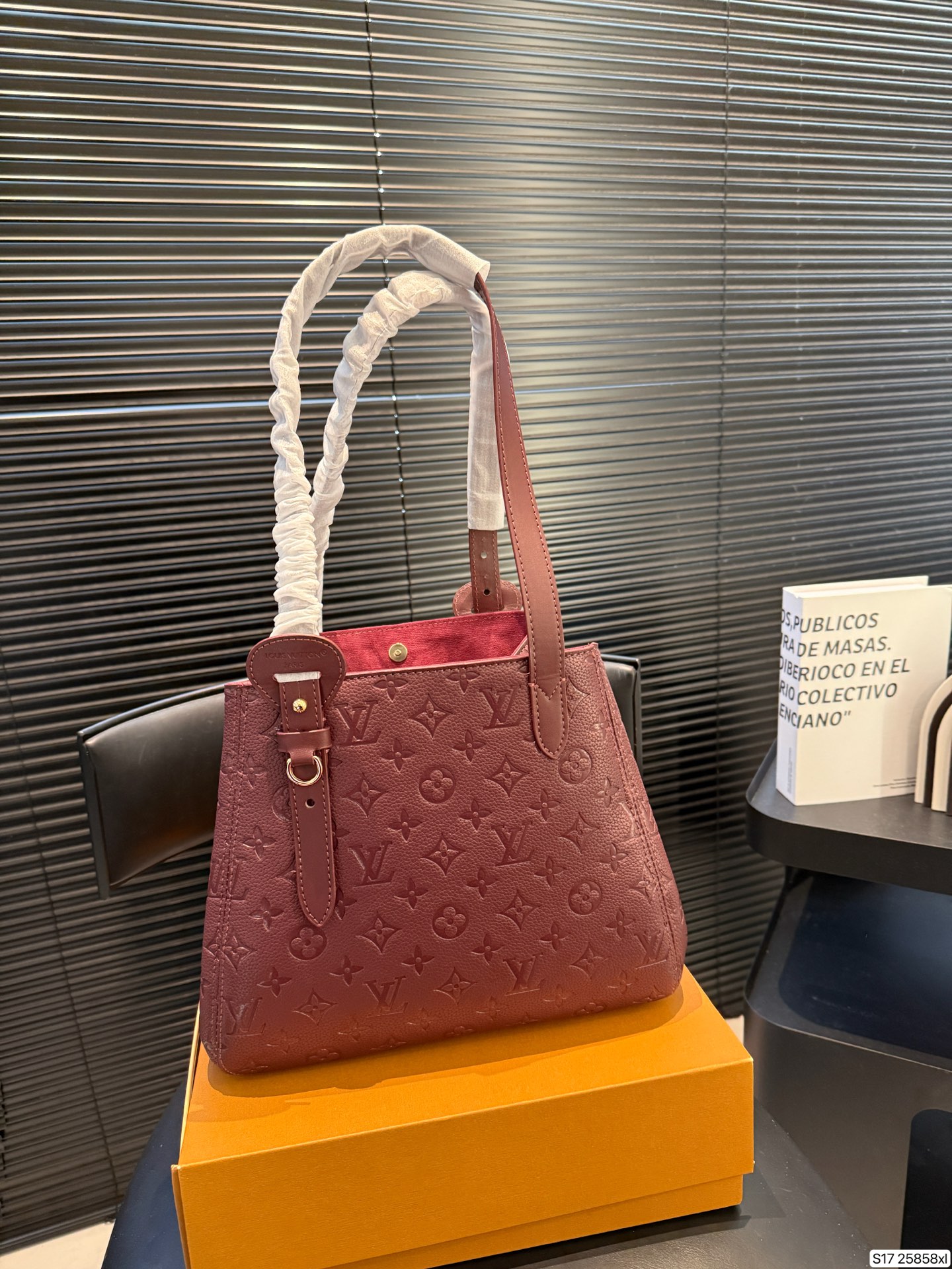 P135 配折叠盒 LV新款 all in one实拍，又优雅住了 LV皮质款一如既往的有质感哇🎊 这次出了黑色和大象灰两个颜色 比较低调一些，会更有质感 高质感轻松拿捏啦 尺寸28 25货号25858