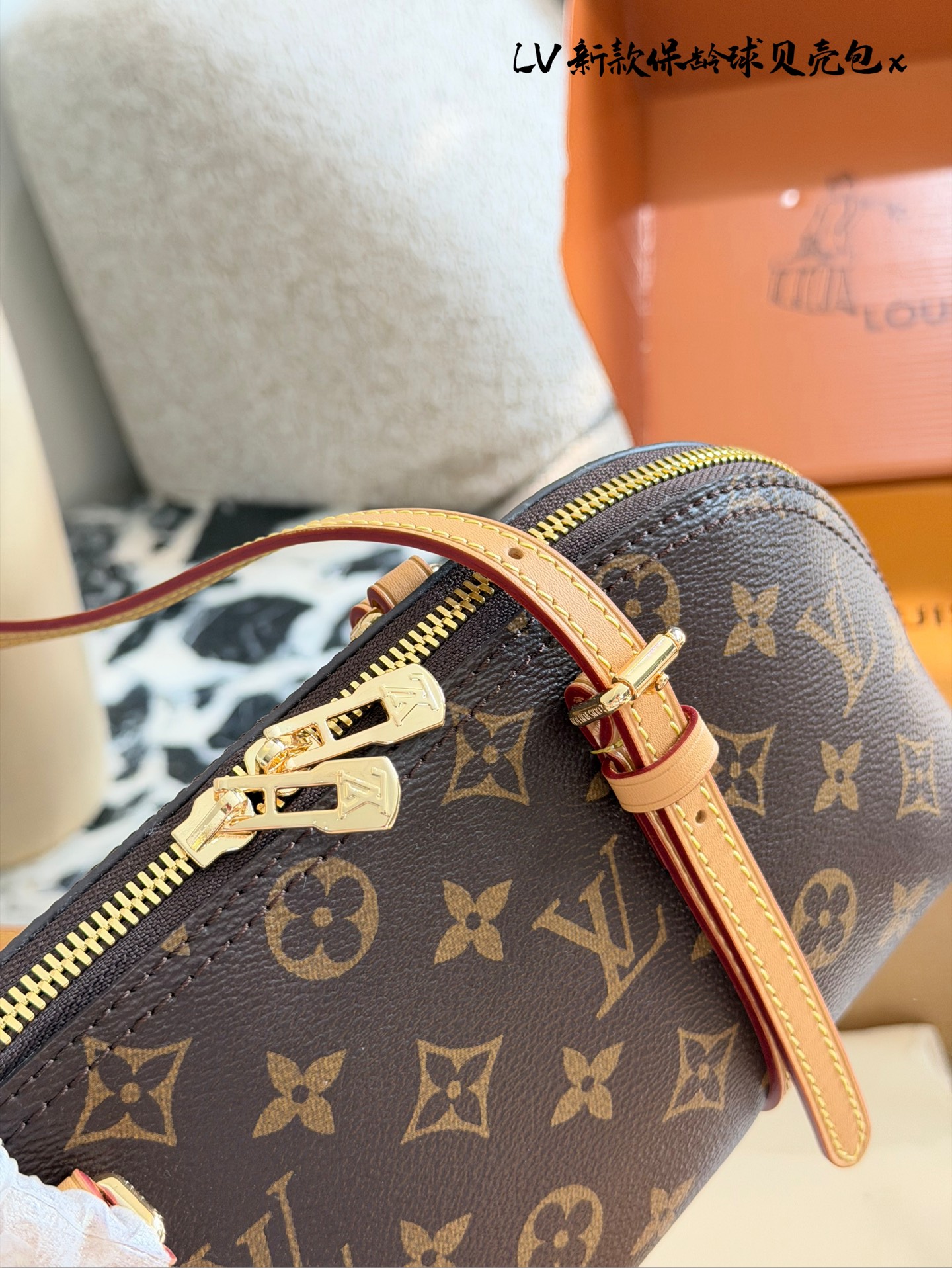 LV Papillon 26圆筒包p250 LV Papillon 26圆筒包，经典Monogram老花帆布+牛 皮饰边，复古优雅又实用! 26cm小巧尺寸，手提、单肩、斜挎都OK,，通勤休闲都能驾驭'+。灵感来自1940年代好莱坞，融合现代廓形，容量适中，日常物品轻松收纳。圆筒造型超有辨识度，是明星街拍和中古市场热门款，四季都能搭配，时髦又百搭!