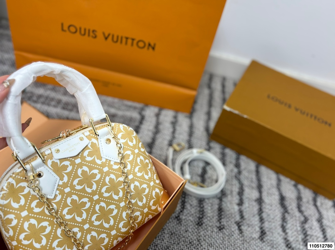 p190 配折叠盒 Lv Alma贝壳包 内敛！深沉！有味道！ 这款百搭的经典手袋 依然很受现代的青睐！ 尺寸：22 17