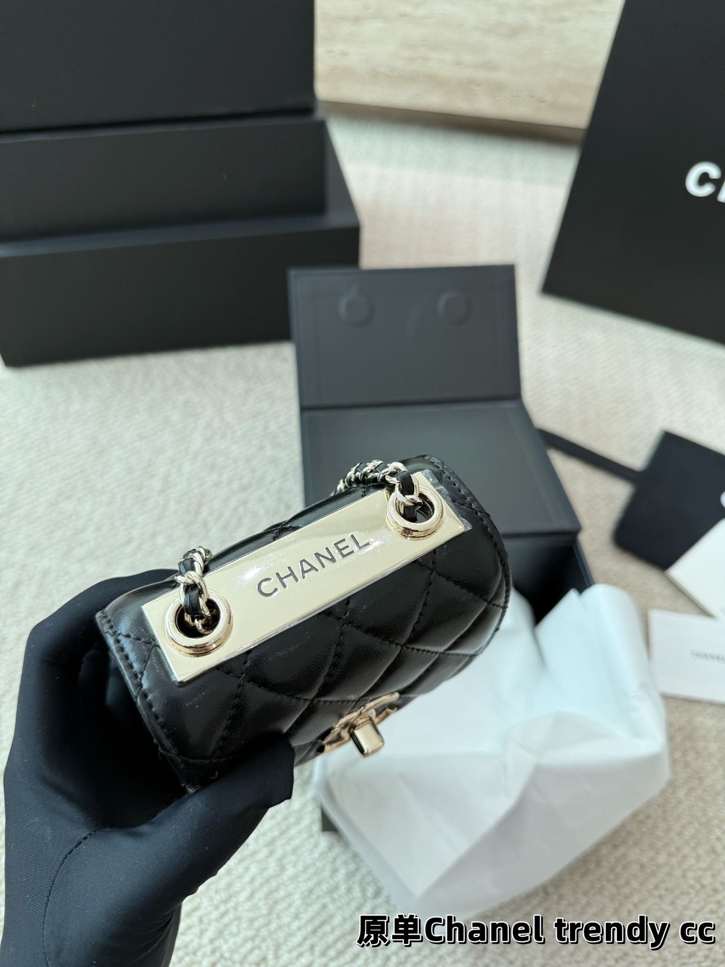P140 礼盒🎁 香奈儿Chanel trendy cc 时髦✔️又可当小挎包！ 高级的黑金配色很有𝐕𝐢𝐧𝐭𝐚𝐠𝐞的味道〰️ 即使穿的很简洁 配上它也瞬间𝐂𝐇𝐢𝐜 爱了 爱了~ 尺寸11.11