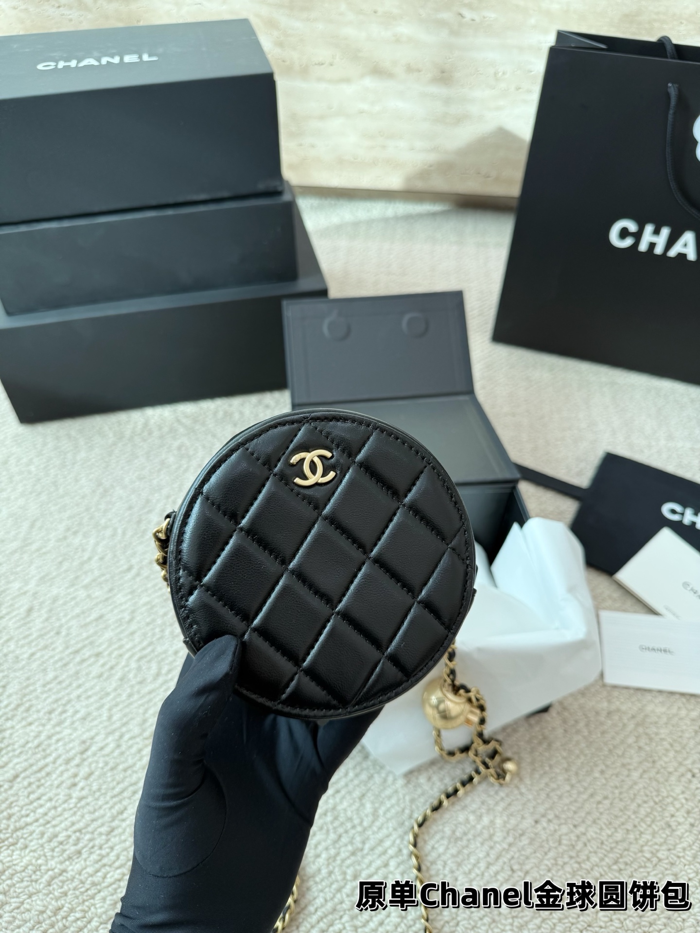 P145 礼盒🎁 香奈儿 Chanel 金球小圆饼包 今天给大家介绍的是小香家的新款金 球圆饼包包，因为起仙女版的造型，结合了香奈儿 家所有的经典元素，又多了一份精致可爱，所以也 导致了很多香粉被深深种草，不能自拔，来看看这款如此火爆包包的逆天颜值吧！ 尺寸12.12