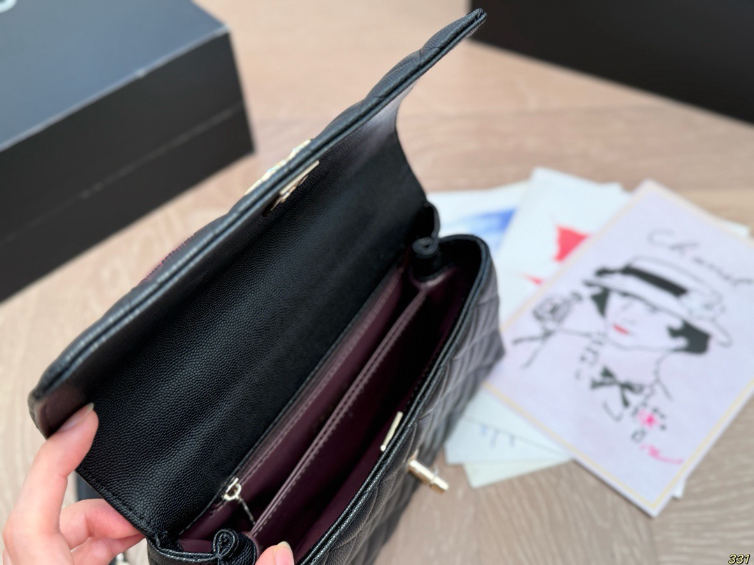 ¥190全套飞机盒包装 香奈儿Chanel 专柜不见踪影Coco Handle 究竟怎么样? 如果你的衣帽间中还没有-款小香包包,但是又不知道入哪款不亏,那今天帮你解决这个难题高颜值,实 用百搭,通勤你都可以同时拥有,Coco Handle 可以说是chanle必入款! 这款憨豆包是CF的经典重现,菱格、双C Logo、皮穿链,都在致敬经典,而手柄却是让人最爱的地方@@极具美感的半圆手柄,穿皮链条可以随时拆卸,这款包型 小号22 14 cm 寸适中,各种身高的女性都适合,大号偏大,个子高的女生驾驭很有气场。可以放日常出行的大部分必需品,里面还有一个隔层,装手机,卡包,粉饼,口红,纸巾和钥匙等是比较容易的